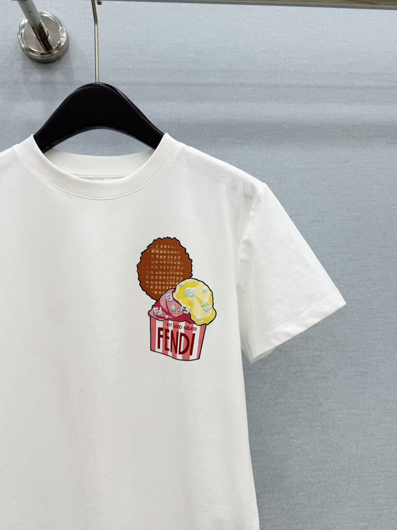 🛒𝐍𝐄𝐖 · 𝟐𝟎𝟐6/爆款现货【春夏上新】 Fen*｜2026新款气泡印花T恤高订面料，百搭版型  ，
