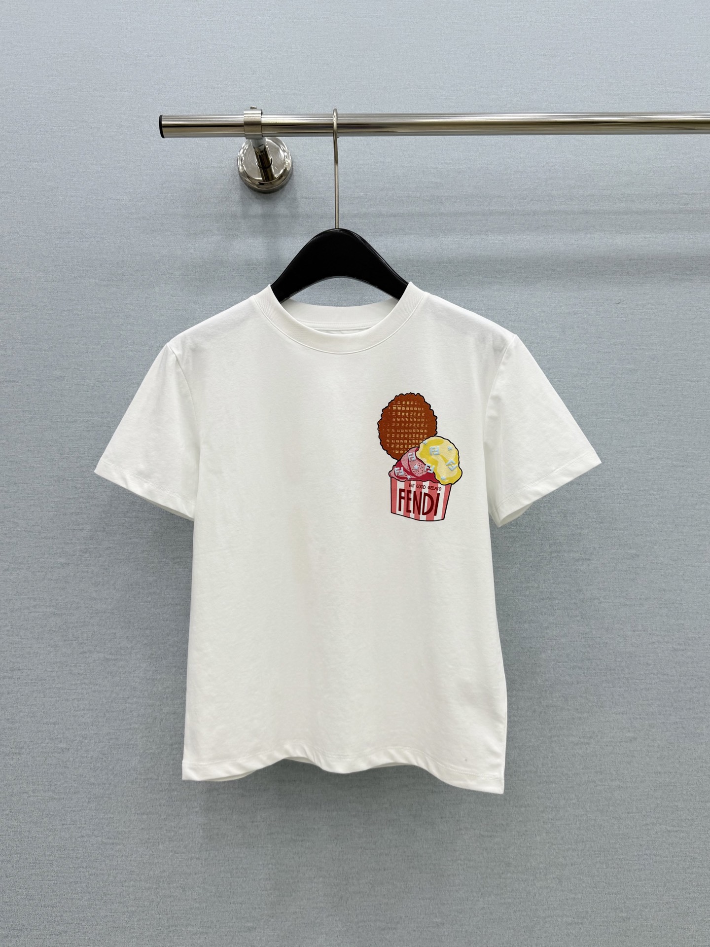 🛒𝐍𝐄𝐖 · 𝟐𝟎𝟐6/爆款现货【春夏上新】 Fen*｜2026新款气泡印花T恤高订面料，百搭版型  ，
