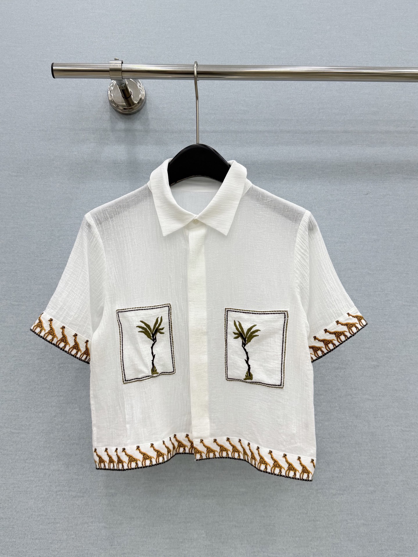 🛒𝐍𝐄𝐖 · 𝟐𝟎𝟐6/爆款现货原单品质  小众*｜2026新品翻领口袋绣衬衫精致版型，高级肌理细腻 极