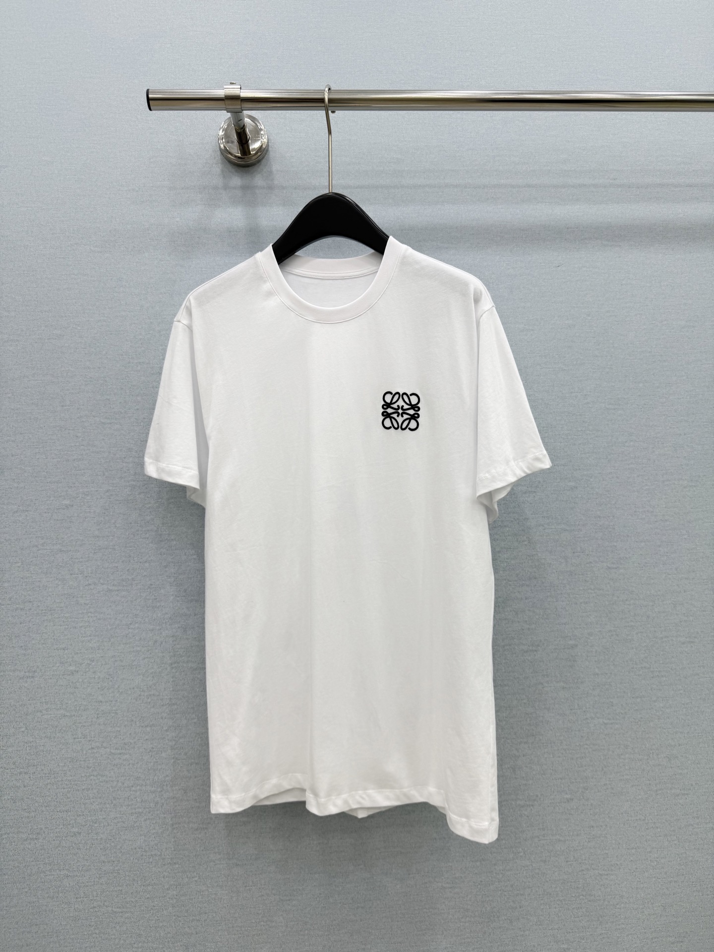 🛒𝐍𝐄𝐖 · 𝟐𝟎𝟐6/爆款现货【原版定制】Loe*｜26新品刺绣短袖T恤精致宽松版型上身巨显瘦！男女同