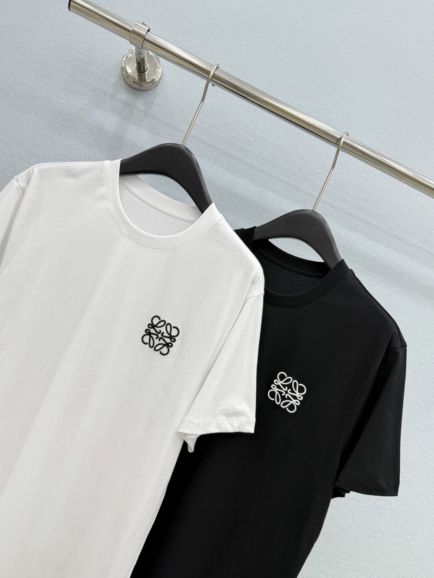 🛒𝐍𝐄𝐖 · 𝟐𝟎𝟐6/爆款现货【原版定制】Loe*｜26新品刺绣短袖T恤精致宽松版型上身巨显瘦！男女同