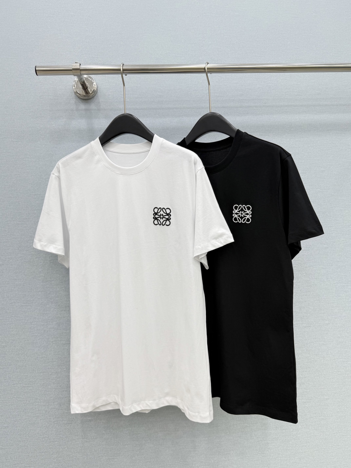 🛒𝐍𝐄𝐖 · 𝟐𝟎𝟐6/爆款现货【原版定制】Loe*｜26新品刺绣短袖T恤精致宽松版型上身巨显瘦！男女同