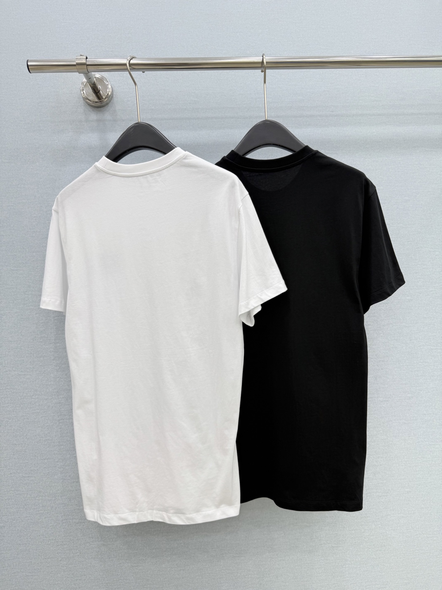 🛒𝐍𝐄𝐖 · 𝟐𝟎𝟐6/爆款现货【原版定制】Loe*｜26新品刺绣短袖T恤精致宽松版型上身巨显瘦！男女同