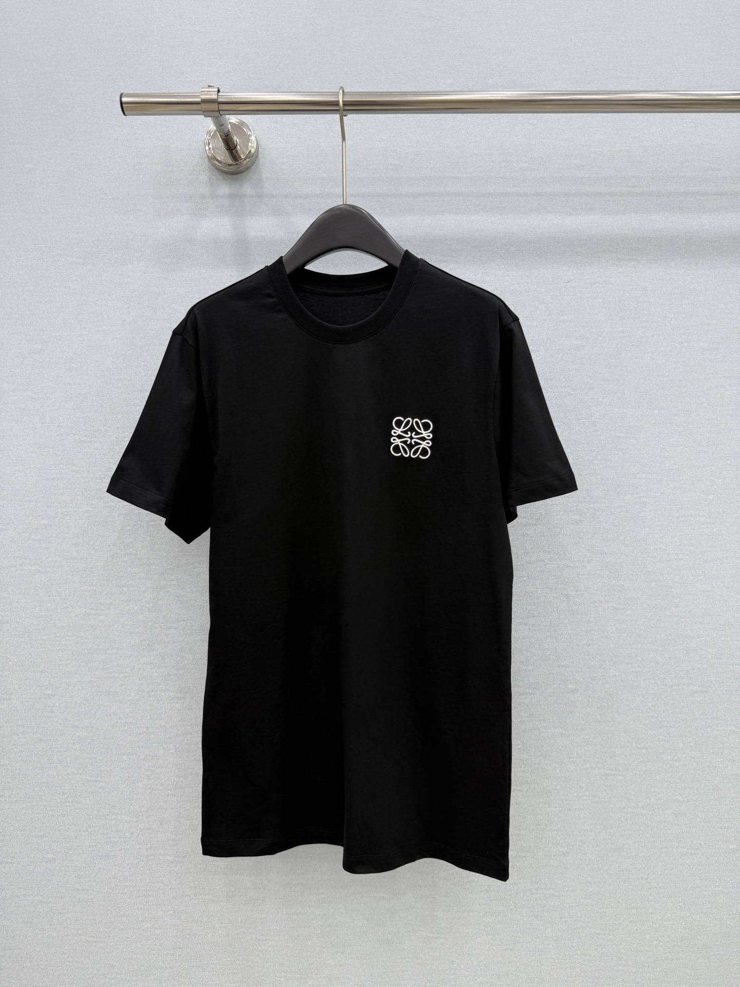 🛒𝐍𝐄𝐖 · 𝟐𝟎𝟐6/爆款现货【原版定制】Loe*｜26新品刺绣短袖T恤精致宽松版型上身巨显瘦！男女同