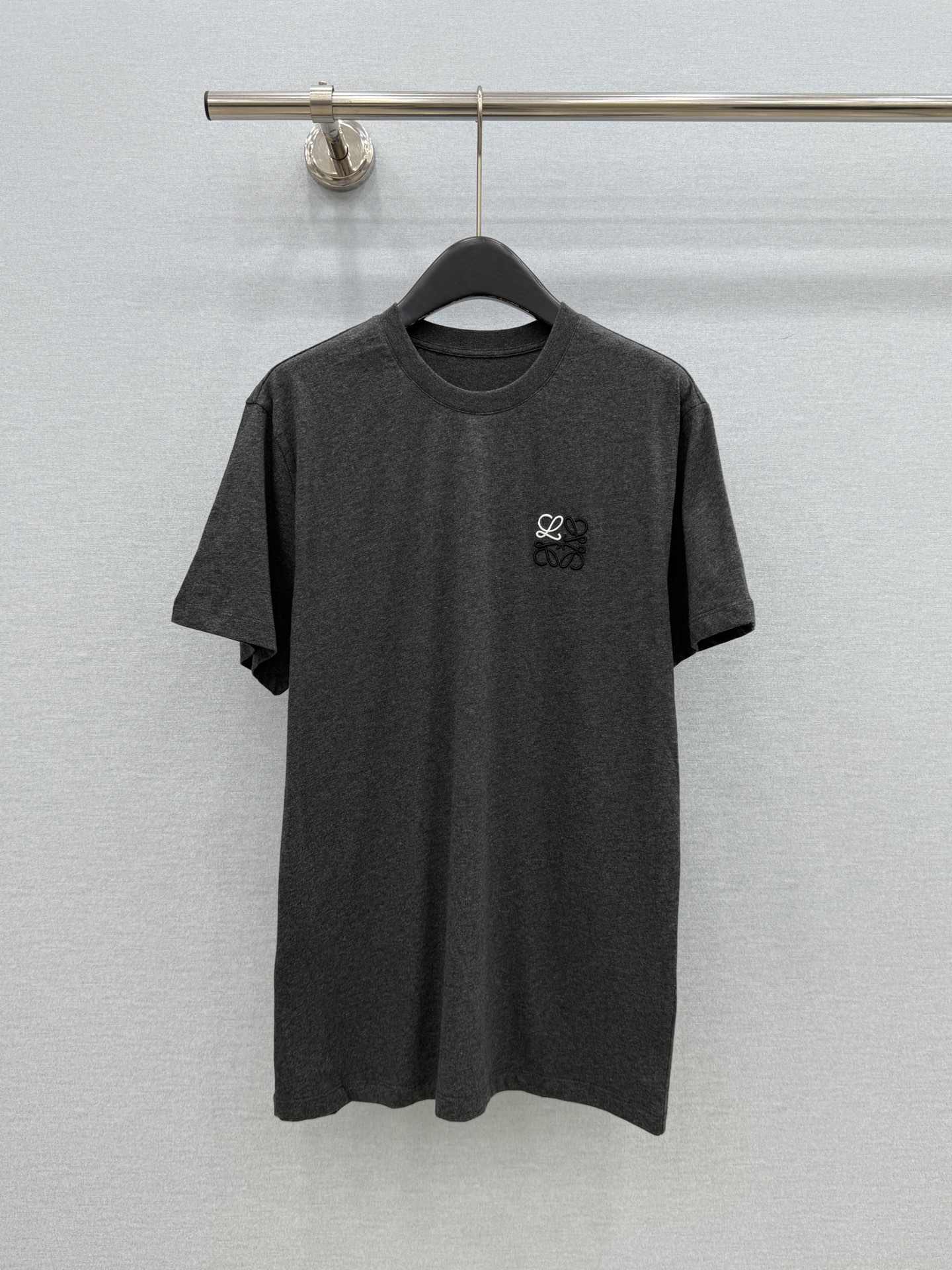 🛒𝐍𝐄𝐖 · 𝟐𝟎𝟐6/爆款现货【原版定制】Loe*｜26新品刺绣短袖T恤精致宽松版型上身巨显瘦！男女同