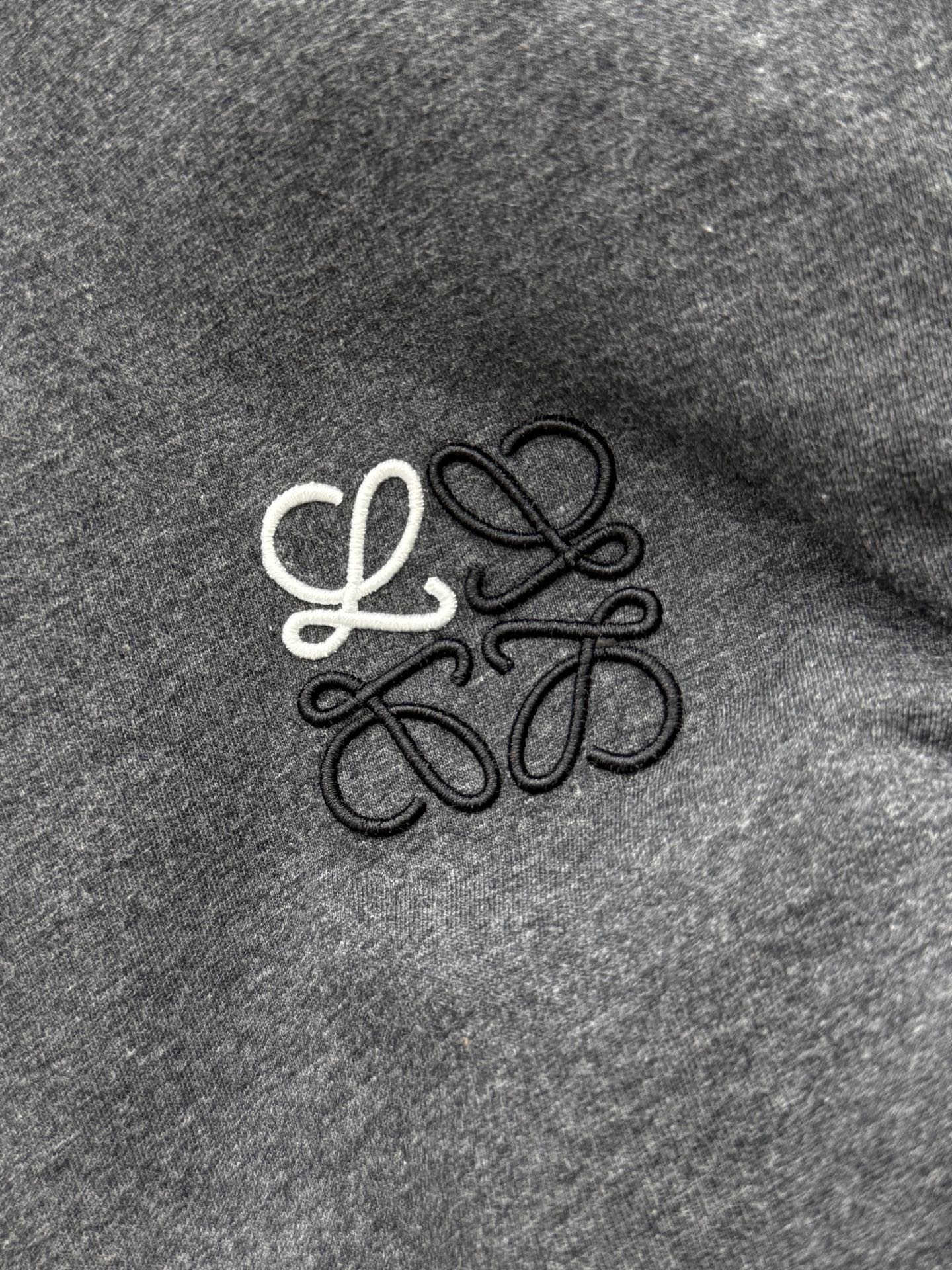 🛒𝐍𝐄𝐖 · 𝟐𝟎𝟐6/爆款现货【原版定制】Loe*｜26新品刺绣短袖T恤精致宽松版型上身巨显瘦！男女同
