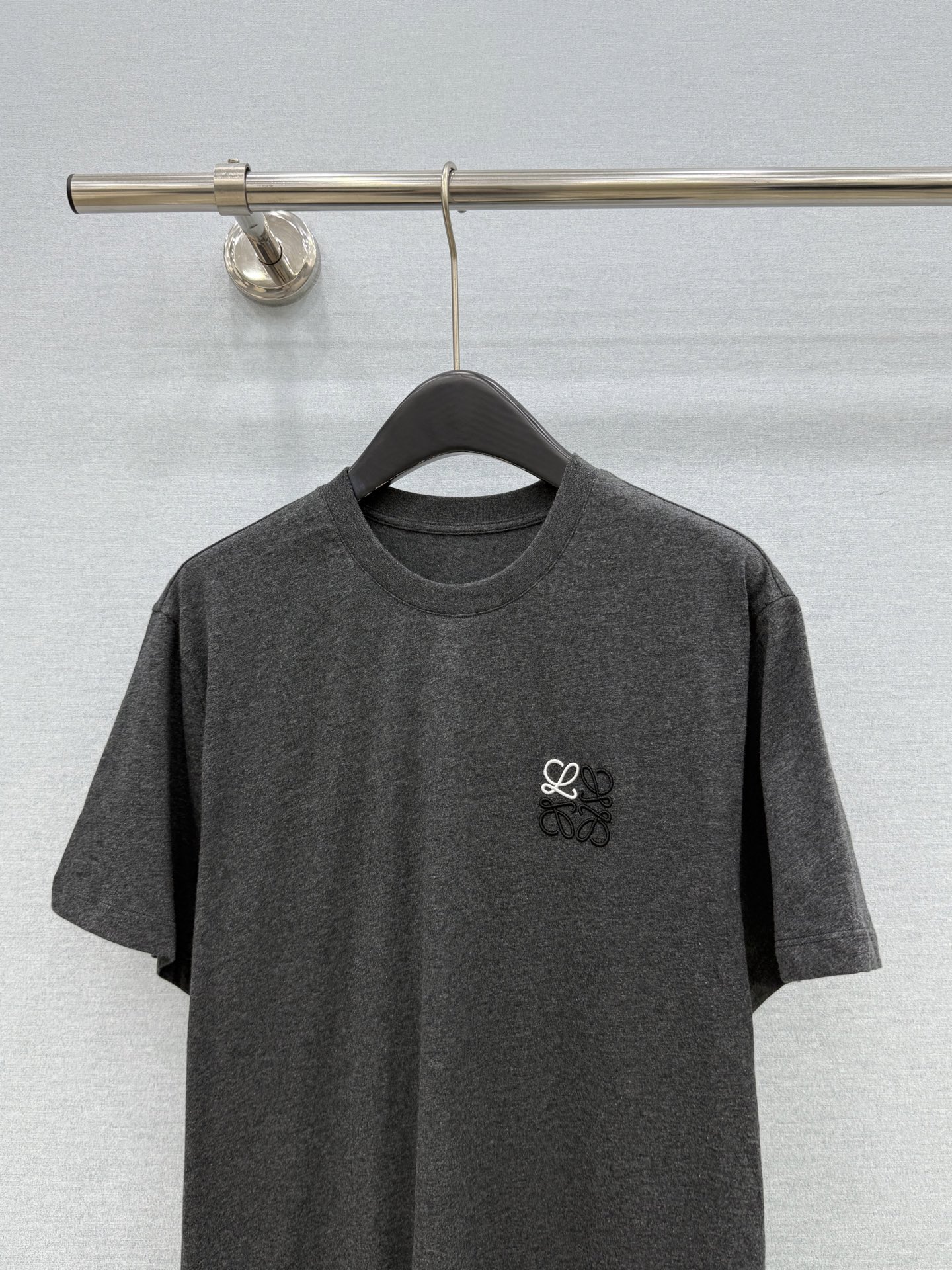 🛒𝐍𝐄𝐖 · 𝟐𝟎𝟐6/爆款现货【原版定制】Loe*｜26新品刺绣短袖T恤精致宽松版型上身巨显瘦！男女同