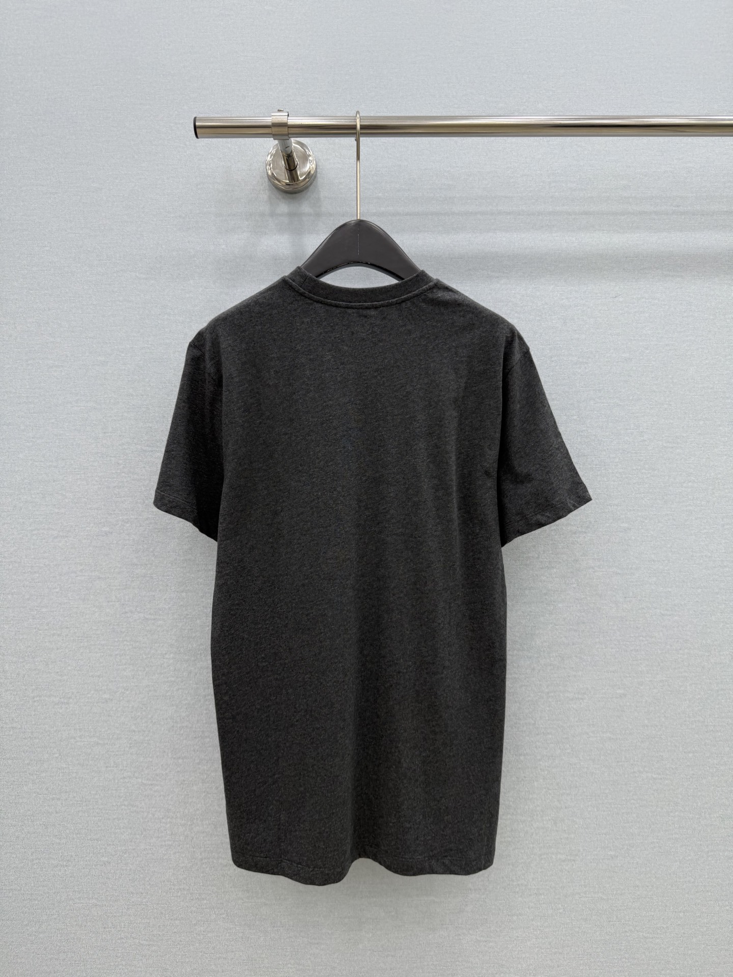 🛒𝐍𝐄𝐖 · 𝟐𝟎𝟐6/爆款现货【原版定制】Loe*｜26新品刺绣短袖T恤精致宽松版型上身巨显瘦！男女同