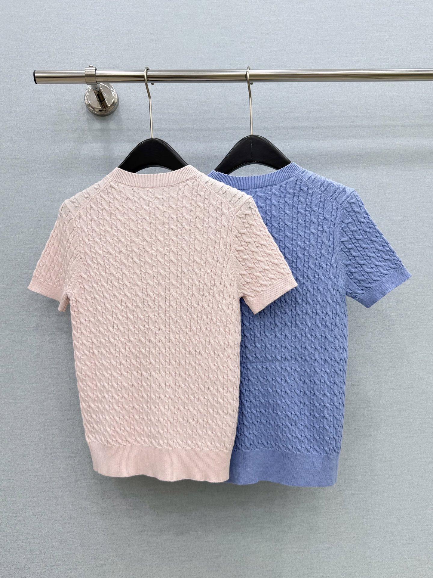 🛒𝐍𝐄𝐖 · 𝟐𝟎𝟐6/爆款现货【原版定制】Di*｜2026新品专柜徽章刺绣麻花圆领针织衫 定制YB材质