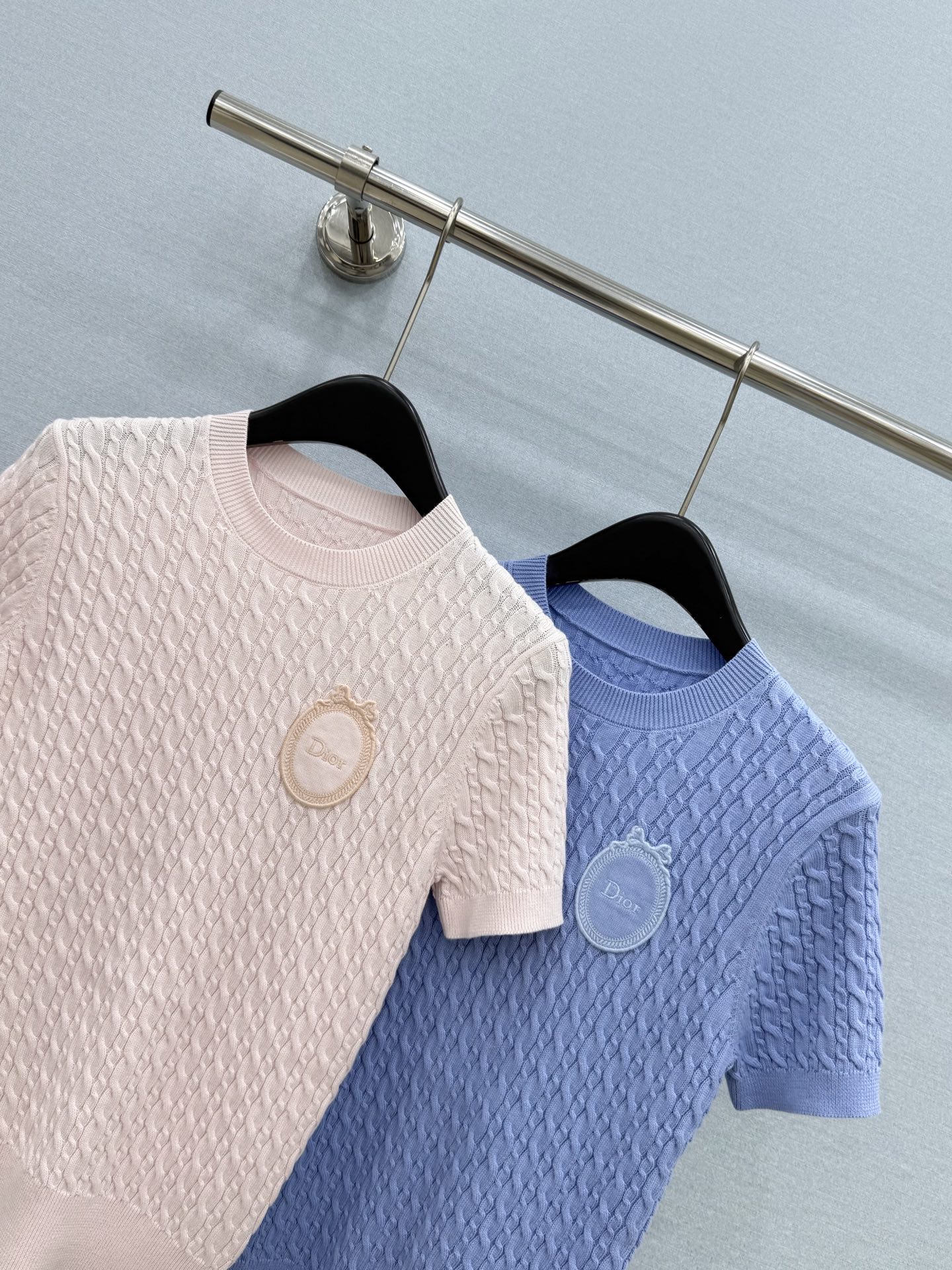 🛒𝐍𝐄𝐖 · 𝟐𝟎𝟐6/爆款现货【原版定制】Di*｜2026新品专柜徽章刺绣麻花圆领针织衫 定制YB材质