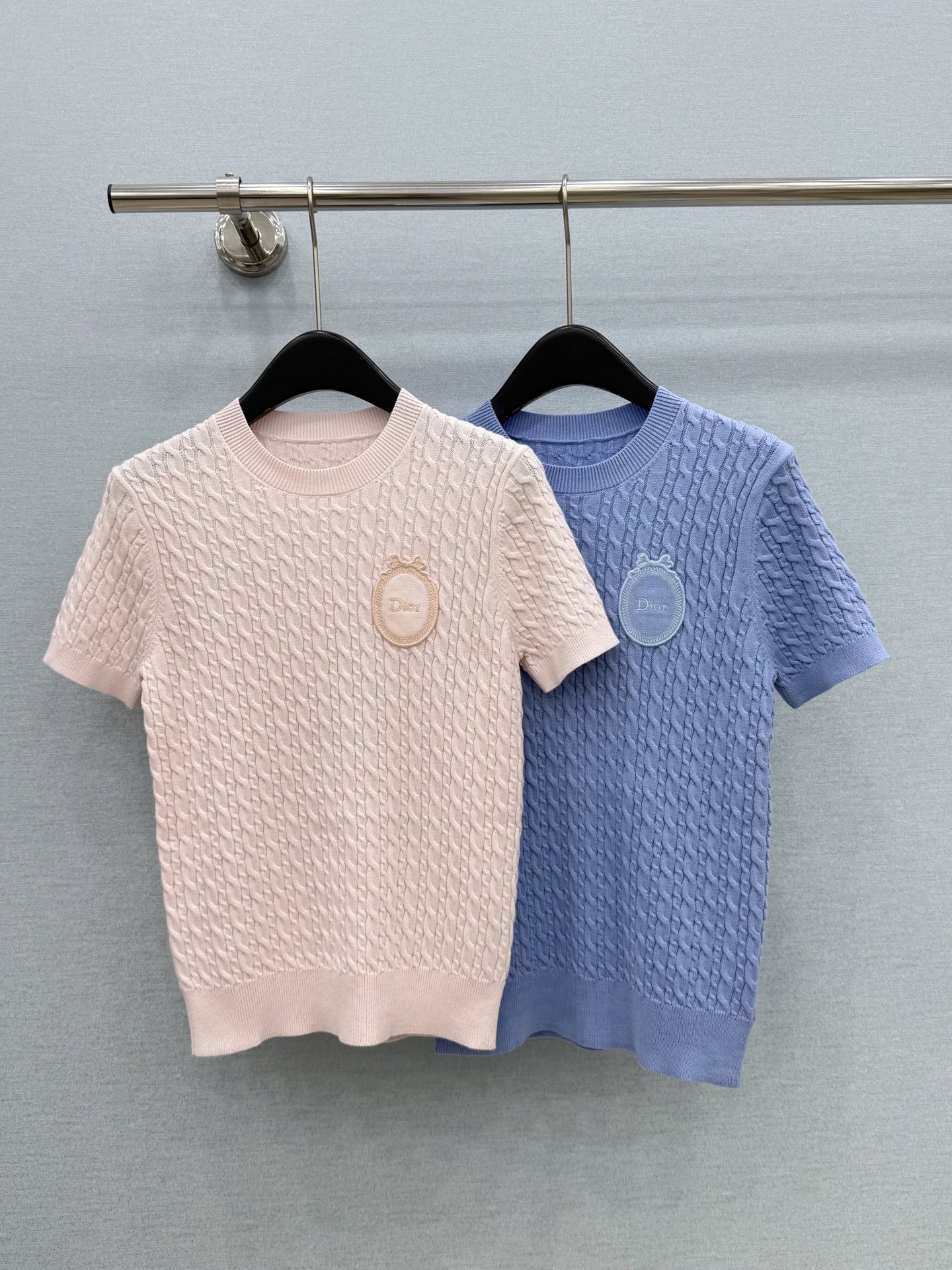 🛒𝐍𝐄𝐖 · 𝟐𝟎𝟐6/爆款现货【原版定制】Di*｜2026新品专柜徽章刺绣麻花圆领针织衫 定制YB材质
