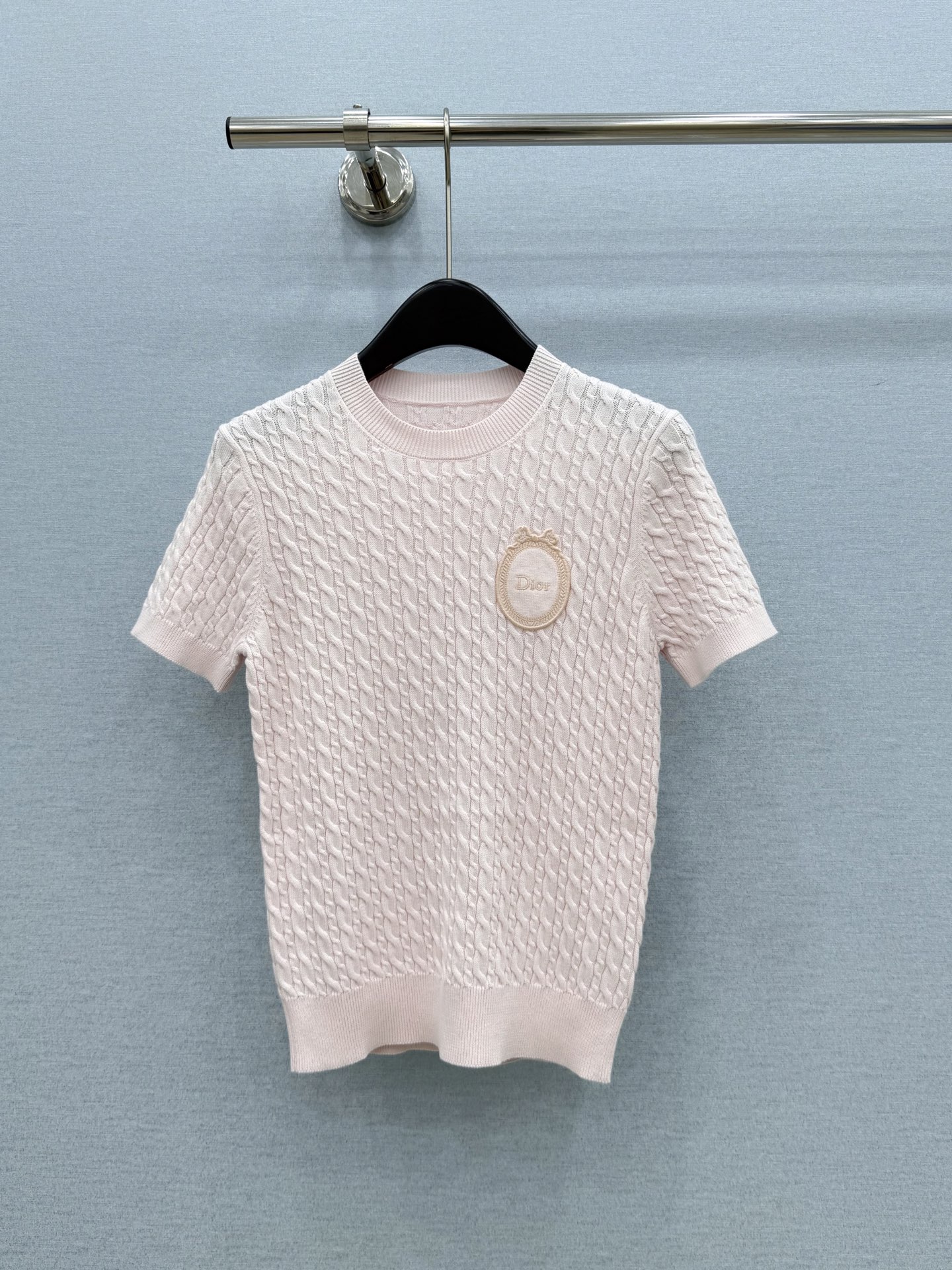 🛒𝐍𝐄𝐖 · 𝟐𝟎𝟐6/爆款现货【原版定制】Di*｜2026新品专柜徽章刺绣麻花圆领针织衫 定制YB材质