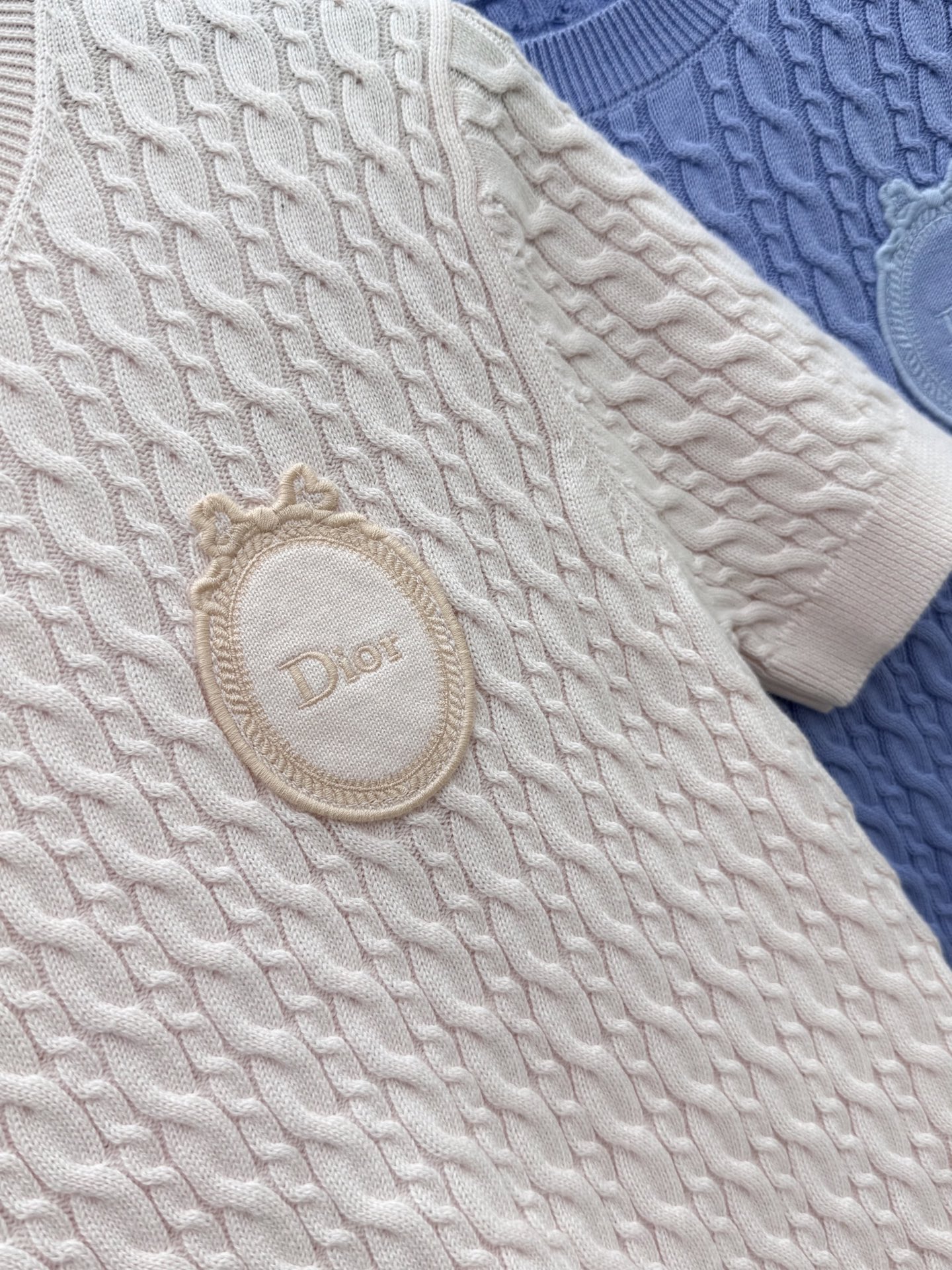 🛒𝐍𝐄𝐖 · 𝟐𝟎𝟐6/爆款现货【原版定制】Di*｜2026新品专柜徽章刺绣麻花圆领针织衫 定制YB材质