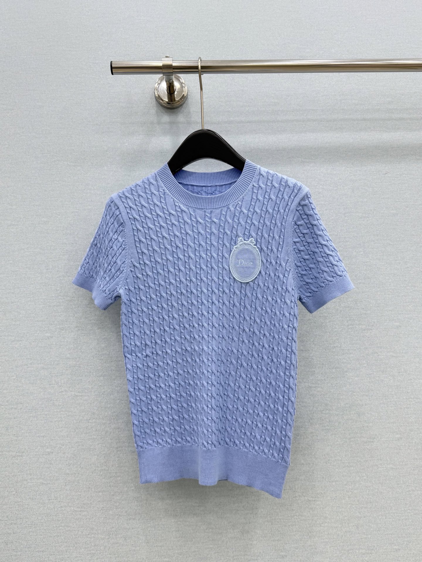 🛒𝐍𝐄𝐖 · 𝟐𝟎𝟐6/爆款现货【原版定制】Di*｜2026新品专柜徽章刺绣麻花圆领针织衫 定制YB材质