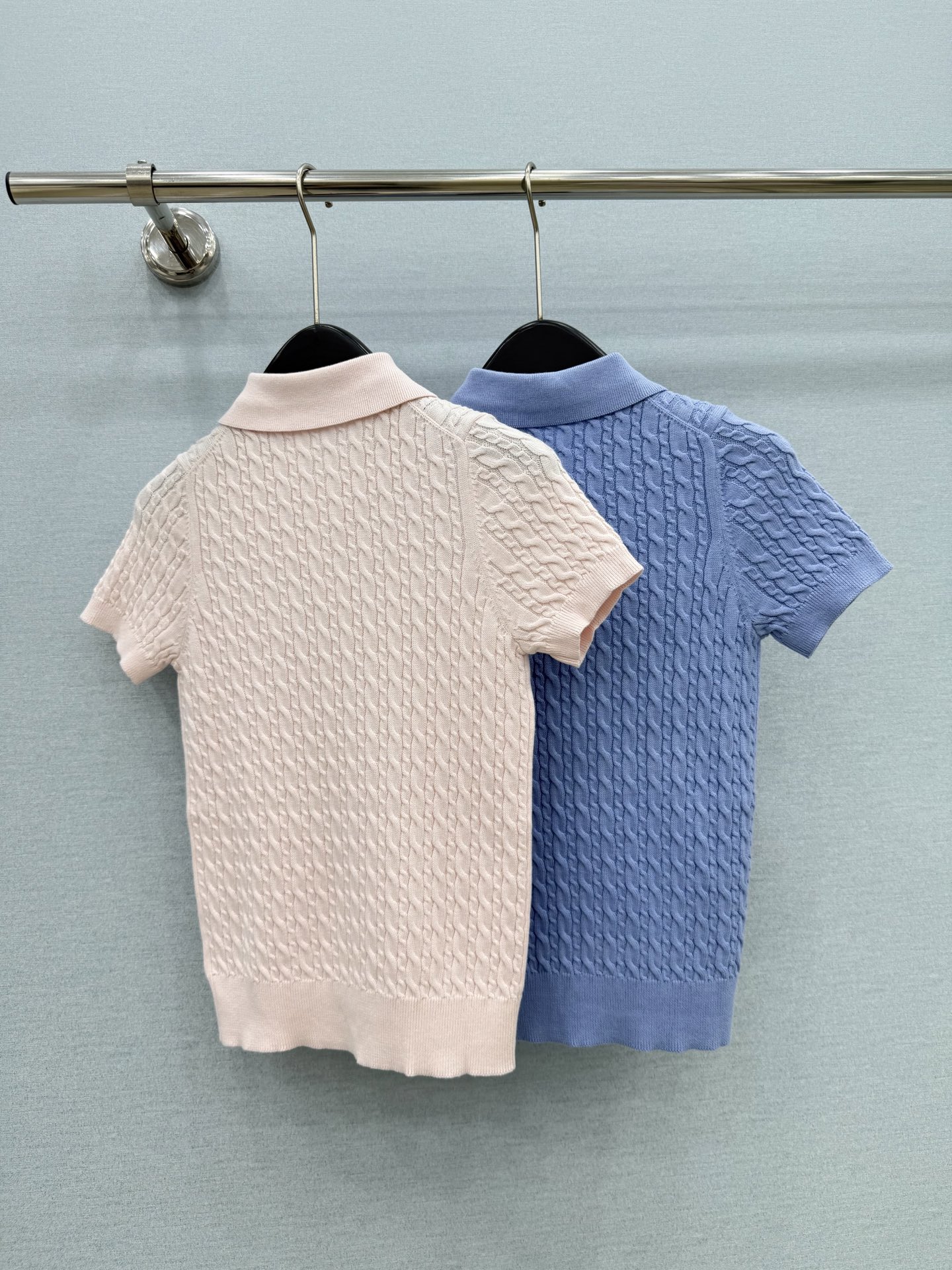 🛒𝐍𝐄𝐖 · 𝟐𝟎𝟐6/爆款现货【原版定制】Di*|2026新品专柜徽章刺绣麻花翻领Polo针织衫 定制 🛒𝐍𝐄𝐖 · 𝟐𝟎𝟐6/爆款现货【原版定制】Di*|2026新品专柜徽章刺绣麻花翻领Polo针织衫 定制