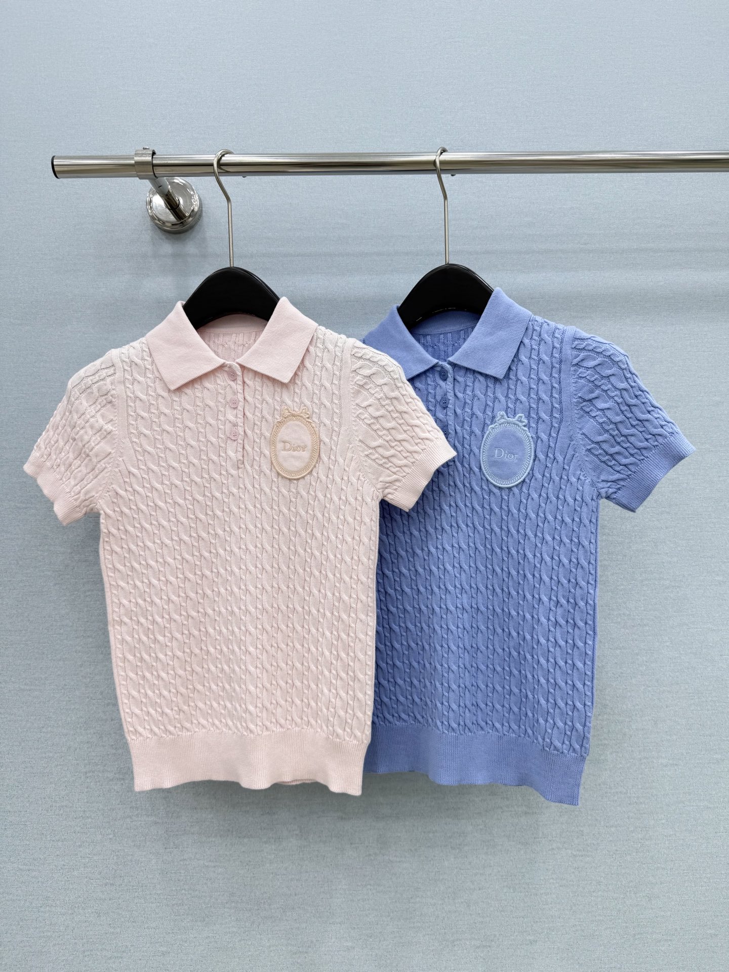 🛒𝐍𝐄𝐖 · 𝟐𝟎𝟐6/爆款现货【原版定制】Di*｜2026新品专柜徽章刺绣麻花翻领Polo针织衫 定制