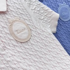🛒𝐍𝐄𝐖 · 𝟐𝟎𝟐6/爆款现货【原版定制】Di*|2026新品专柜徽章刺绣麻花翻领Polo针织衫 定制 🛒𝐍𝐄𝐖 · 𝟐𝟎𝟐6/爆款现货【原版定制】Di*|2026新品专柜徽章刺绣麻花翻领Polo针织衫 定制