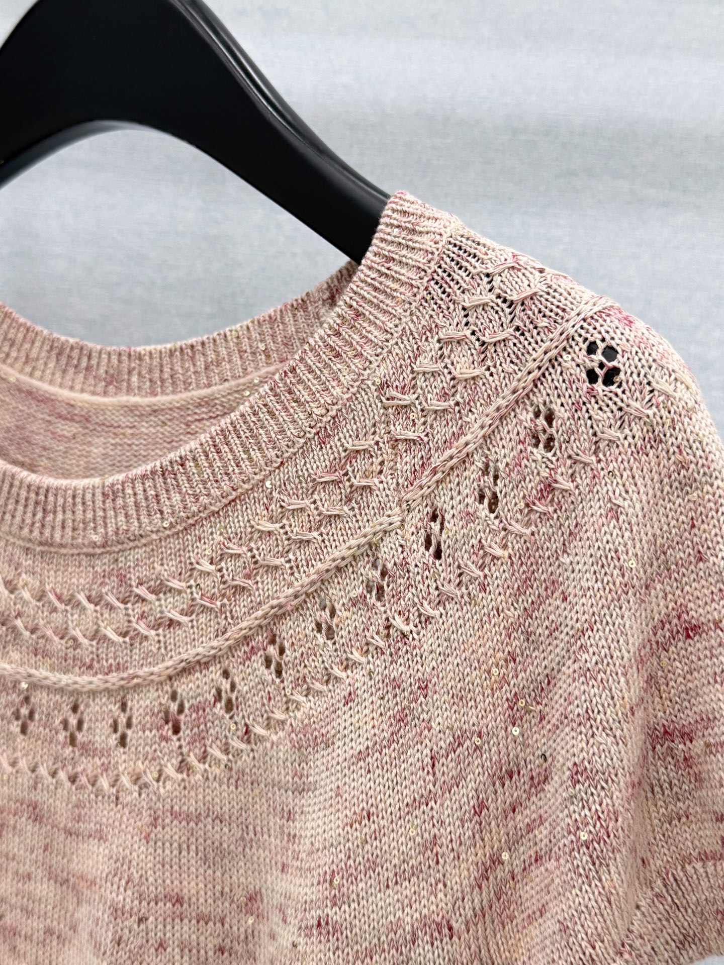 🛒𝐍𝐄𝐖 · 𝟐𝟎𝟐6/爆款现货【原单品质】小众｜2026新款钩花针织衫老钱风穿搭  配西裤绝美定制面料