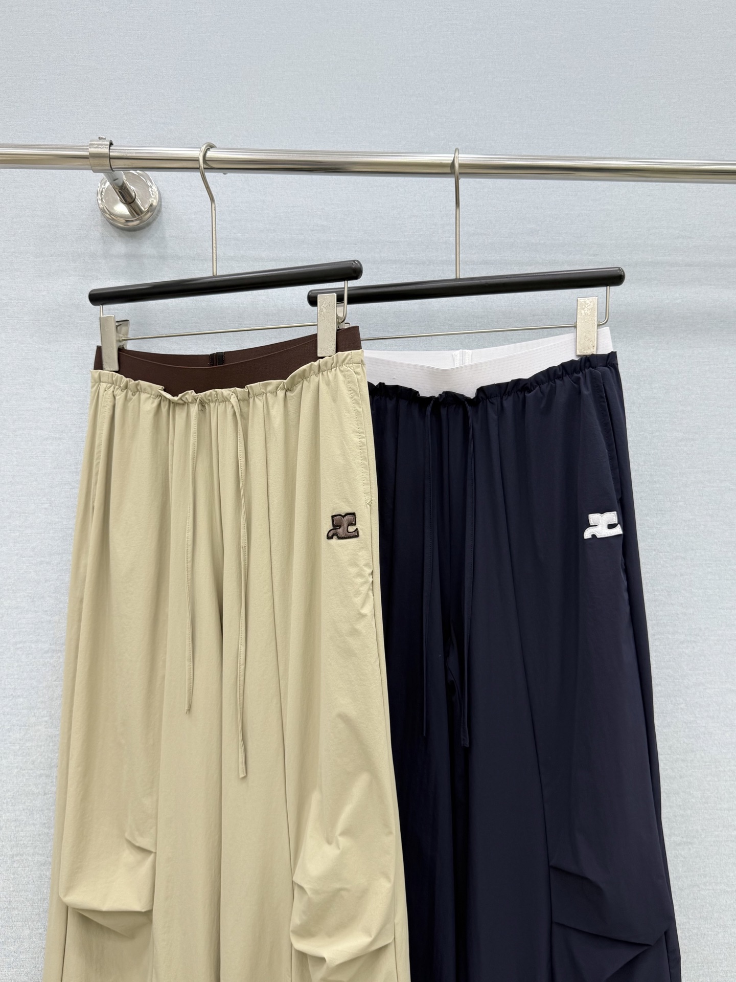 🛒𝐍𝐄𝐖 · 𝟐𝟎𝟐6/爆款现货原单品质  小众*｜2026新品工装式撞色织带休闲裤常规设计  经典高级