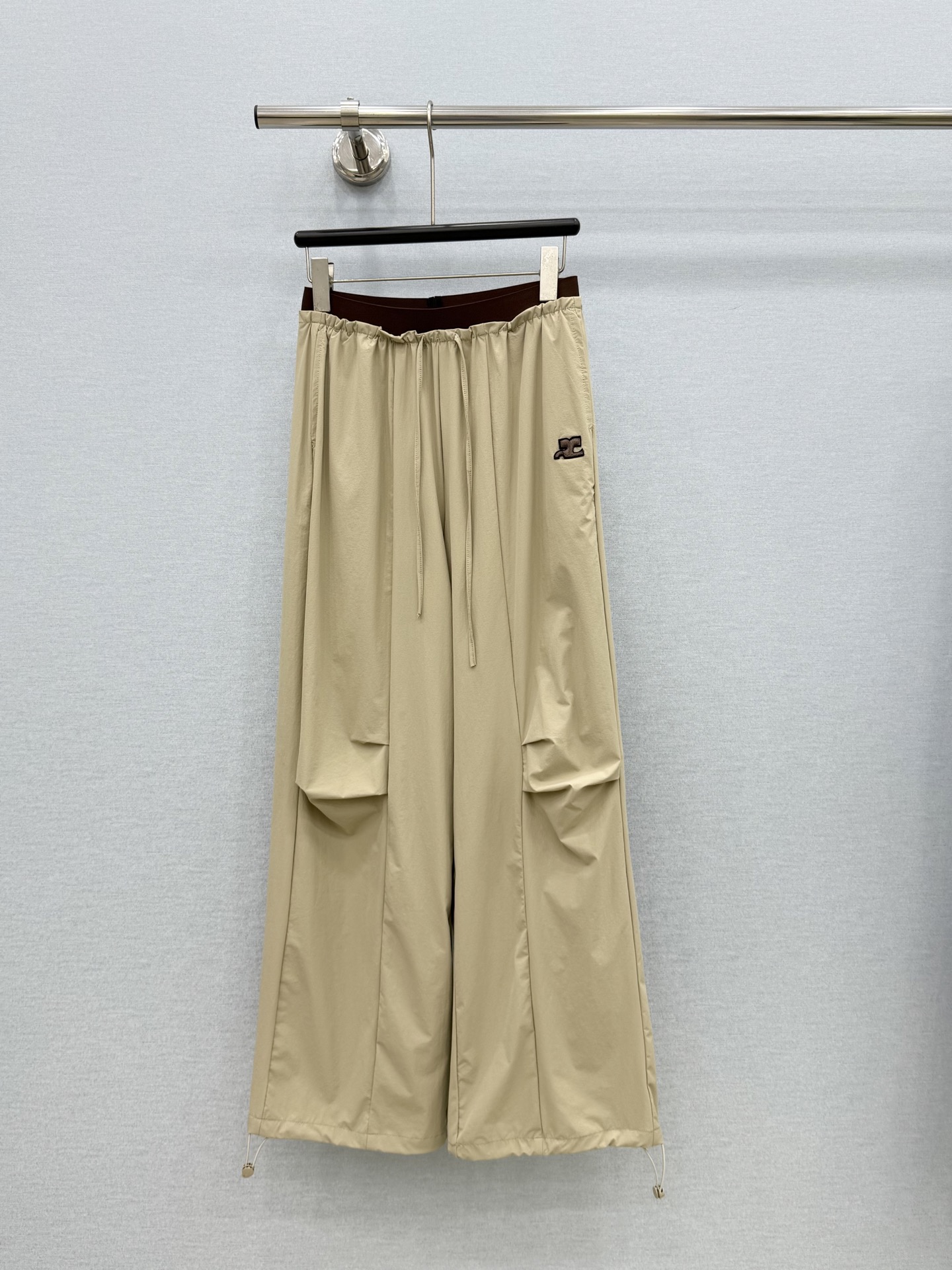 🛒𝐍𝐄𝐖 · 𝟐𝟎𝟐6/爆款现货原单品质  小众*｜2026新品工装式撞色织带休闲裤常规设计  经典高级