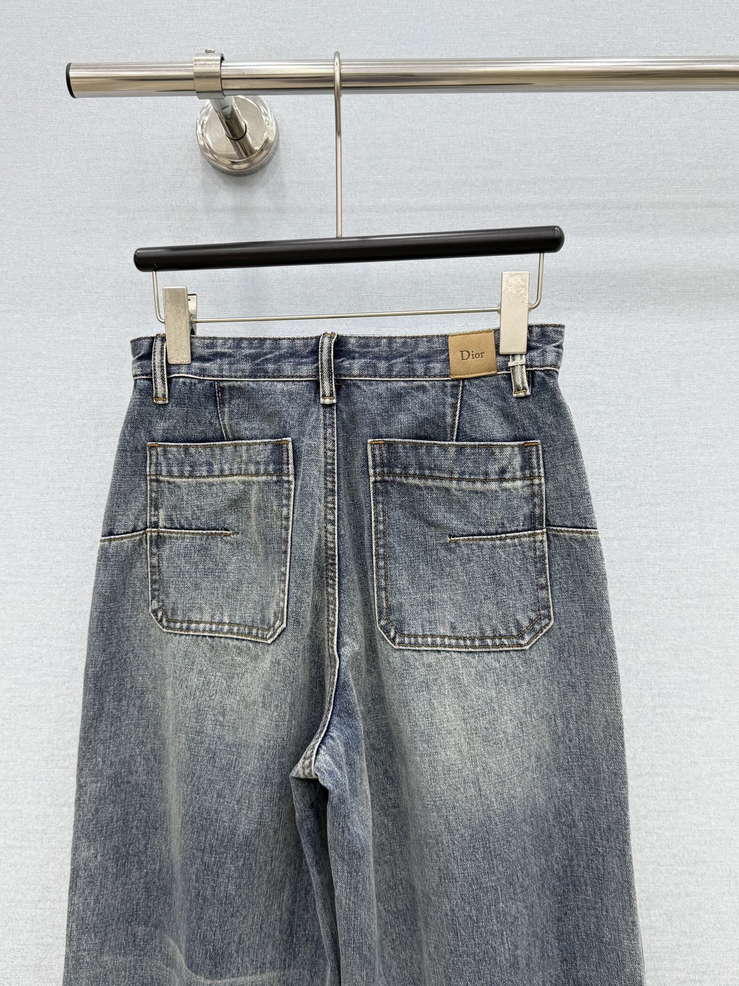 🛒𝐍𝐄𝐖 · 𝟐𝟎𝟐6/爆款现货【原单品质】Dio*｜定制撞色刺绣双口袋做旧洗水牛仔裤采用高端定制面料，
