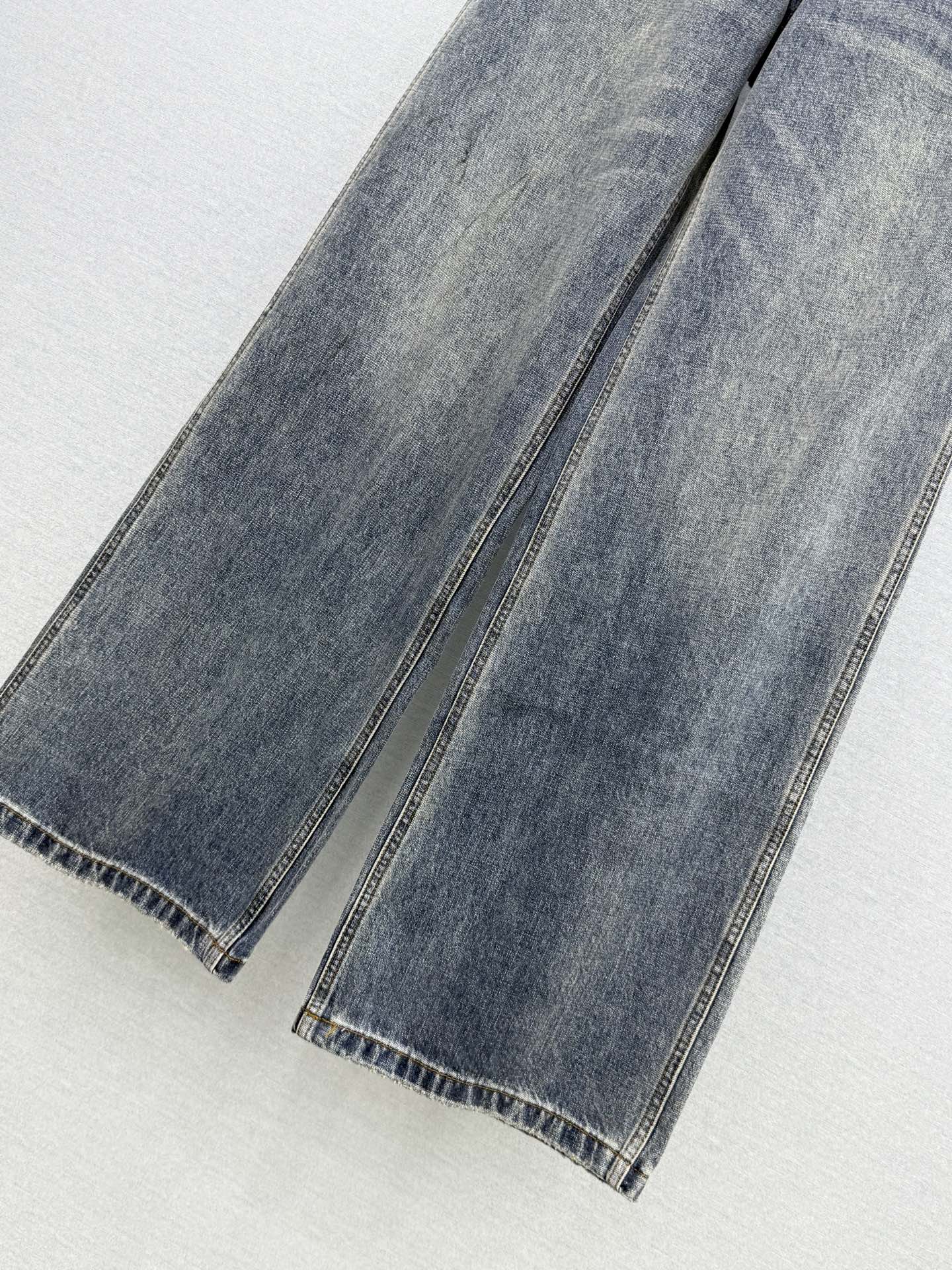 🛒𝐍𝐄𝐖 · 𝟐𝟎𝟐6/爆款现货【原单品质】Dio*｜定制撞色刺绣双口袋做旧洗水牛仔裤采用高端定制面料，