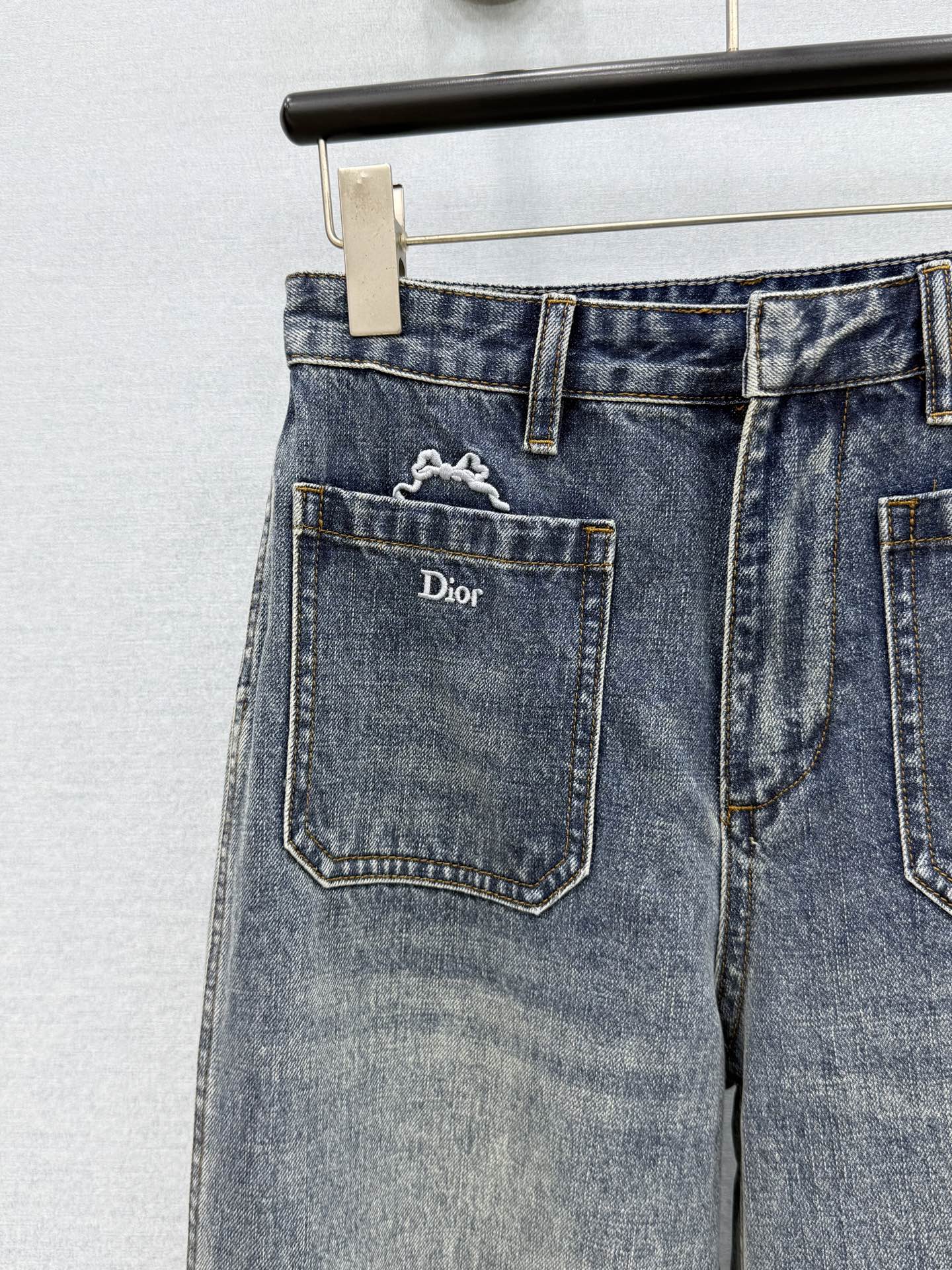 🛒𝐍𝐄𝐖 · 𝟐𝟎𝟐6/爆款现货【原单品质】Dio*｜定制撞色刺绣双口袋做旧洗水牛仔裤采用高端定制面料，