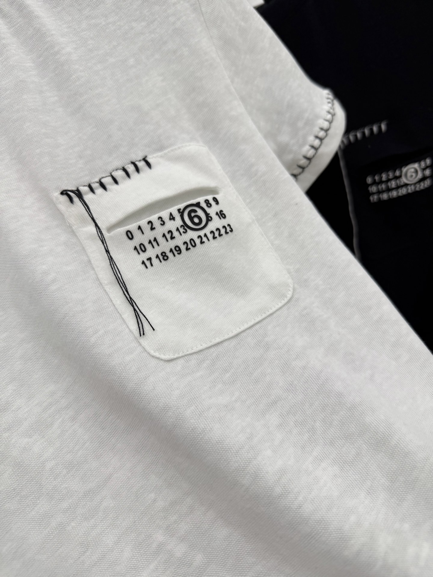 🛒𝐍𝐄𝐖 · 𝟐𝟎𝟐6/爆款现货【春夏上新】 设计师小众｜2026新款撞色刺绣短袖T恤麻感棉面料，百搭版