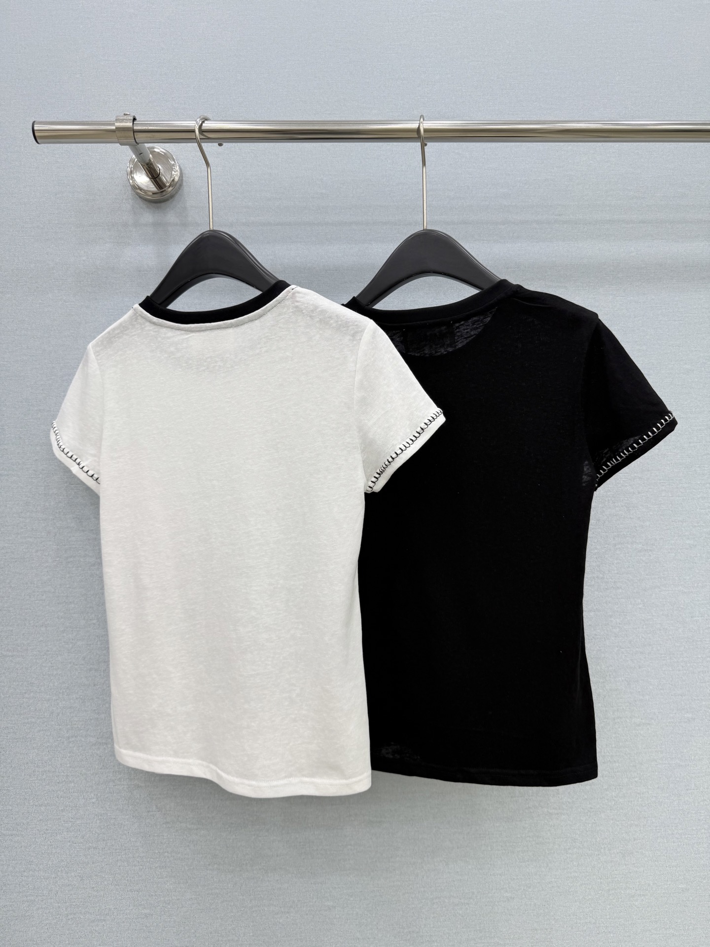 🛒𝐍𝐄𝐖 · 𝟐𝟎𝟐6/爆款现货【春夏上新】 设计师小众｜2026新款撞色刺绣短袖T恤麻感棉面料，百搭版