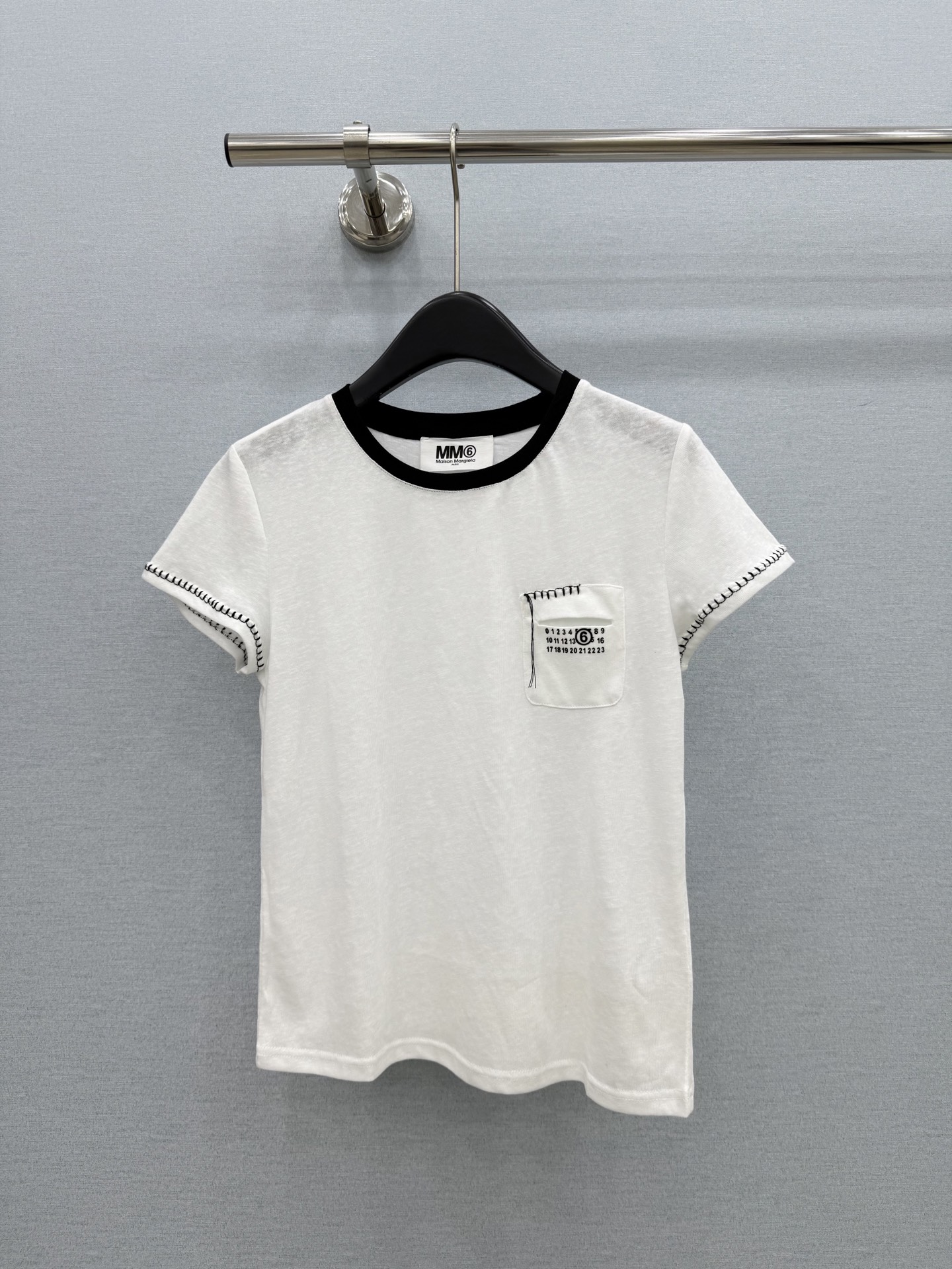 🛒𝐍𝐄𝐖 · 𝟐𝟎𝟐6/爆款现货【春夏上新】 设计师小众｜2026新款撞色刺绣短袖T恤麻感棉面料，百搭版