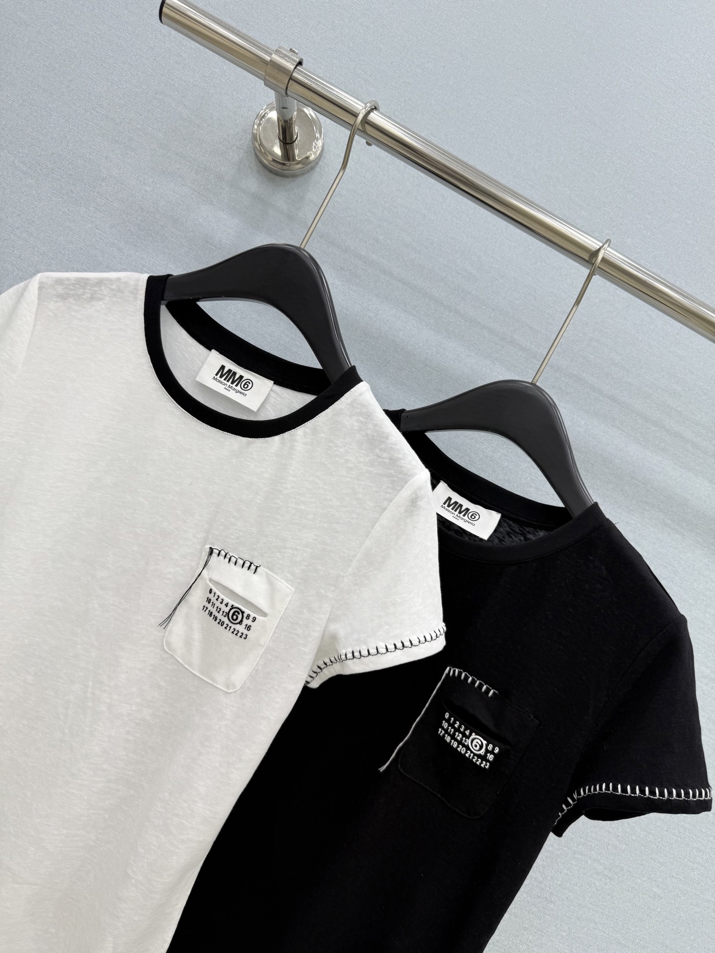 🛒𝐍𝐄𝐖 · 𝟐𝟎𝟐6/爆款现货【春夏上新】 设计师小众｜2026新款撞色刺绣短袖T恤麻感棉面料，百搭版
