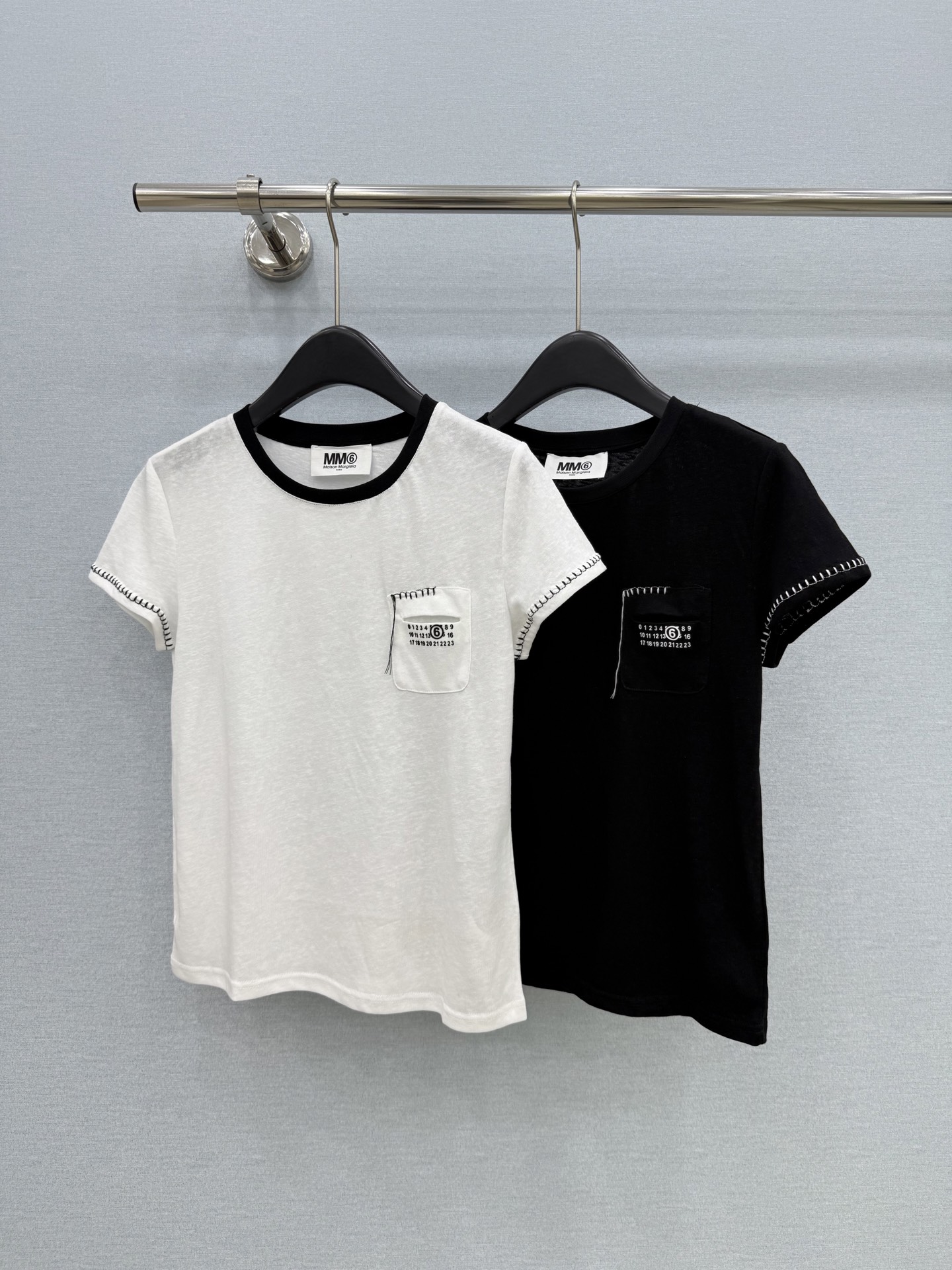 🛒𝐍𝐄𝐖 · 𝟐𝟎𝟐6/爆款现货【春夏上新】 设计师小众｜2026新款撞色刺绣短袖T恤麻感棉面料，百搭版