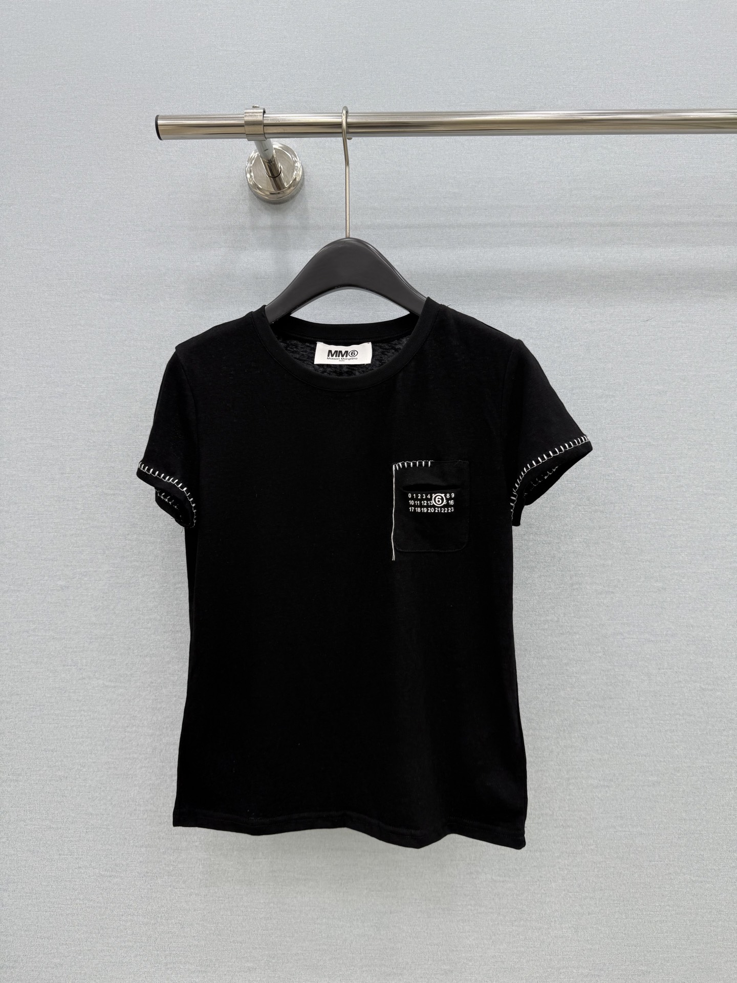 🛒𝐍𝐄𝐖 · 𝟐𝟎𝟐6/爆款现货【春夏上新】 设计师小众｜2026新款撞色刺绣短袖T恤麻感棉面料，百搭版
