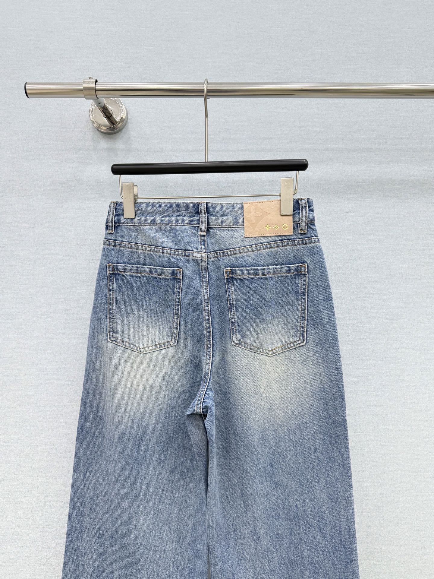 🛒𝐍𝐄𝐖 · 𝟐𝟎𝟐6/爆款现货 【原单品质】Lou*｜重工烫钻老花直筒牛仔裤 采用高端定制面料，牛仔穿起来非常舒适，常
