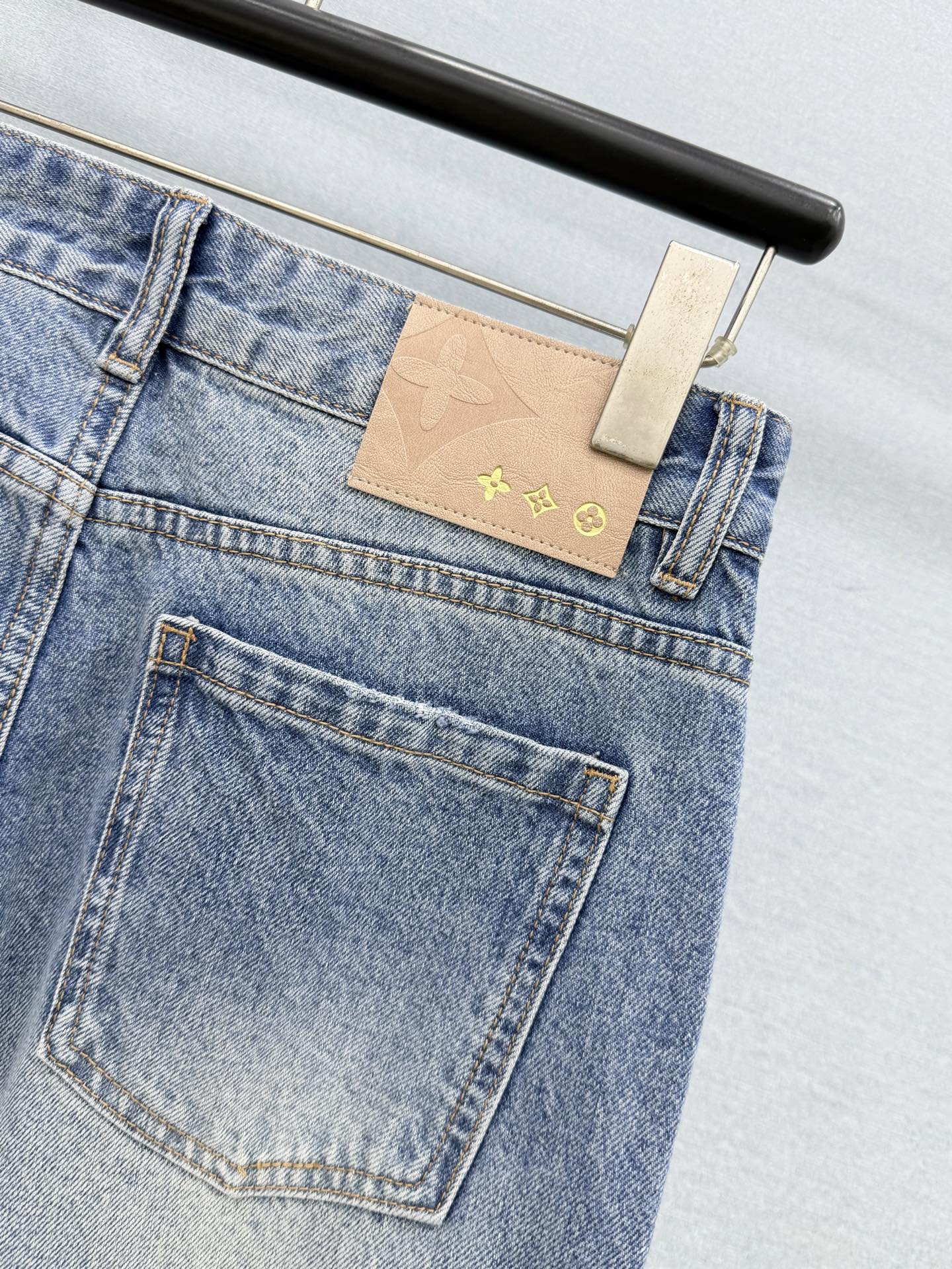 🛒𝐍𝐄𝐖 · 𝟐𝟎𝟐6/爆款现货 【原单品质】Lou*｜重工烫钻老花直筒牛仔裤 采用高端定制面料，牛仔穿起来非常舒适，常