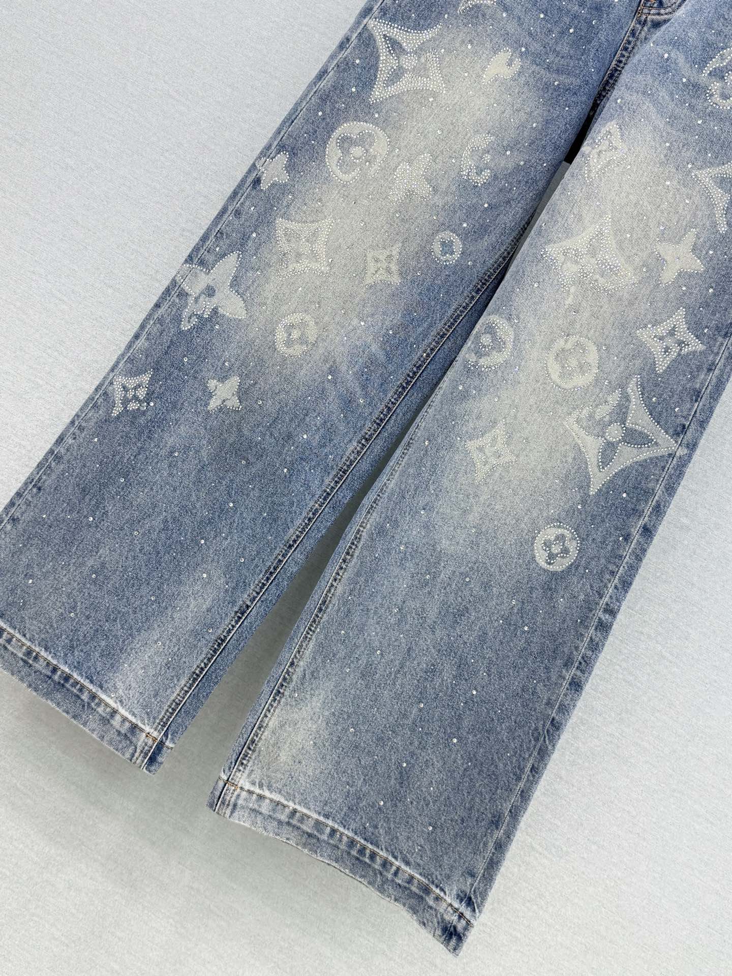 🛒𝐍𝐄𝐖 · 𝟐𝟎𝟐6/爆款现货 【原单品质】Lou*｜重工烫钻老花直筒牛仔裤 采用高端定制面料，牛仔穿起来非常舒适，常