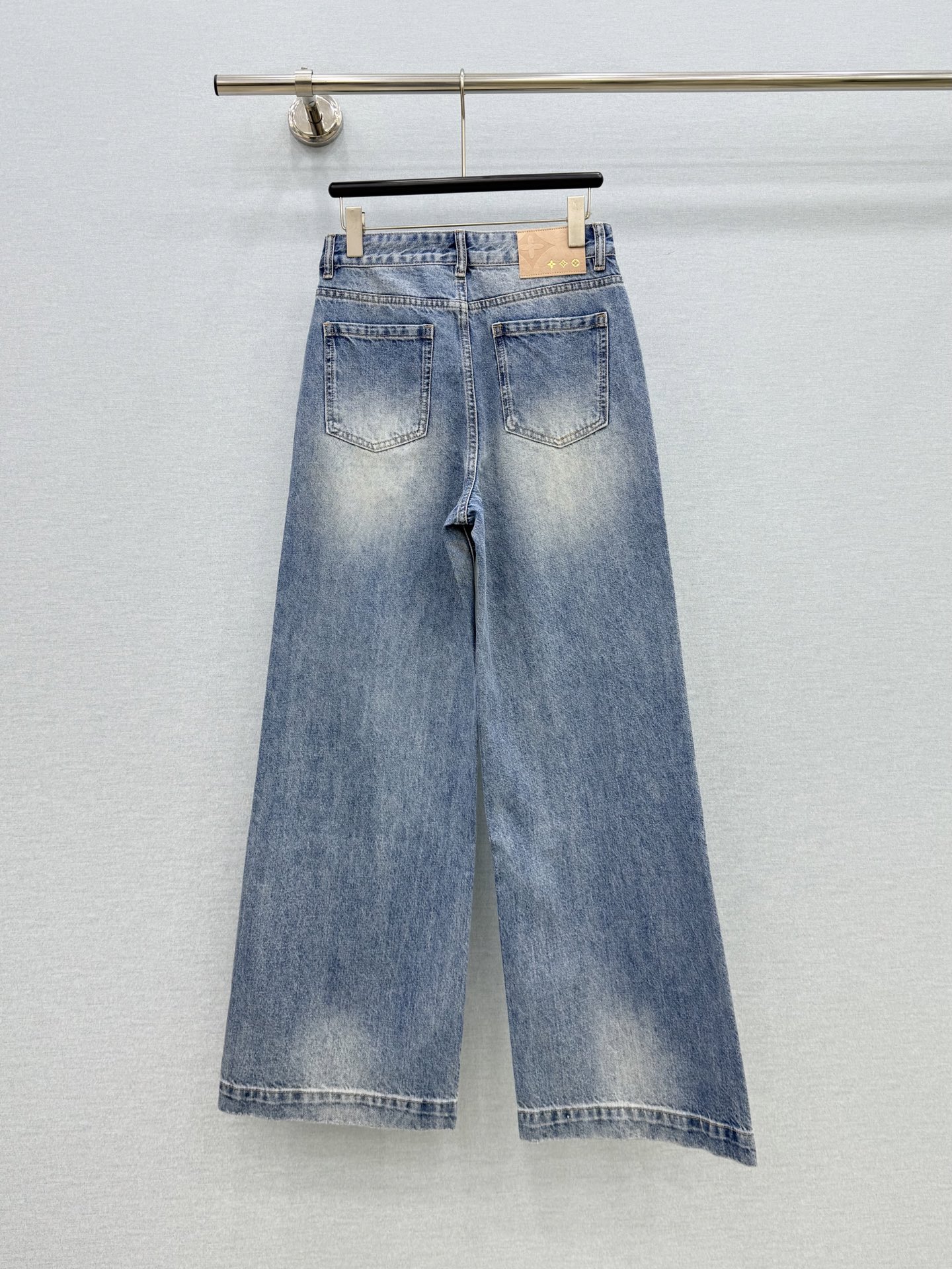 🛒𝐍𝐄𝐖 · 𝟐𝟎𝟐6/爆款现货 【原单品质】Lou*｜重工烫钻老花直筒牛仔裤 采用高端定制面料，牛仔穿起来非常舒适，常