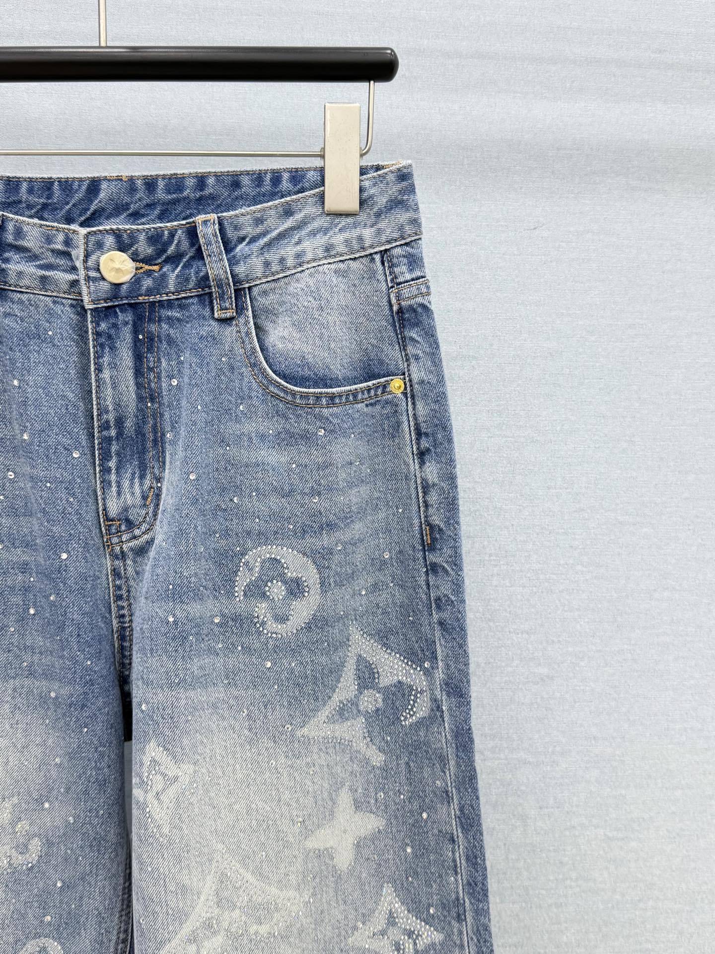 🛒𝐍𝐄𝐖 · 𝟐𝟎𝟐6/爆款现货 【原单品质】Lou*｜重工烫钻老花直筒牛仔裤 采用高端定制面料，牛仔穿起来非常舒适，常