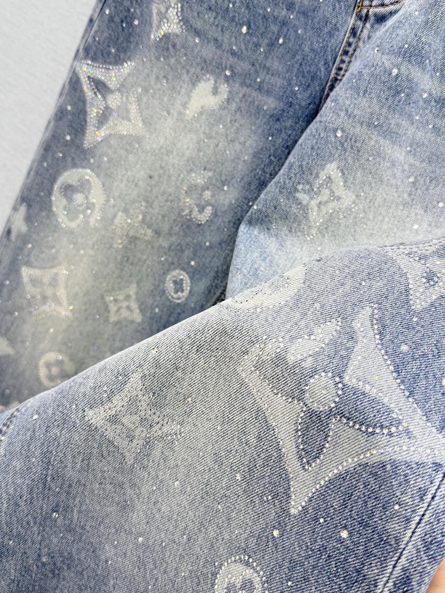🛒𝐍𝐄𝐖 · 𝟐𝟎𝟐6/爆款现货 【原单品质】Lou*｜重工烫钻老花直筒牛仔裤 采用高端定制面料，牛仔穿起来非常舒适，常