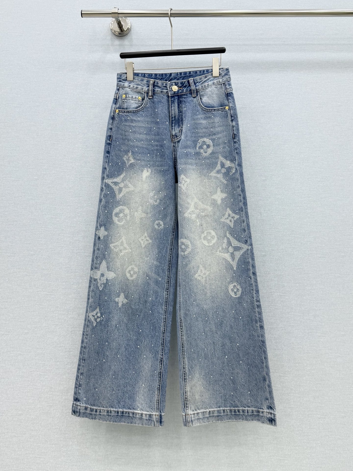 🛒𝐍𝐄𝐖 · 𝟐𝟎𝟐6/爆款现货 【原单品质】Lou*｜重工烫钻老花直筒牛仔裤 采用高端定制面料，牛仔穿起来非常舒适，常