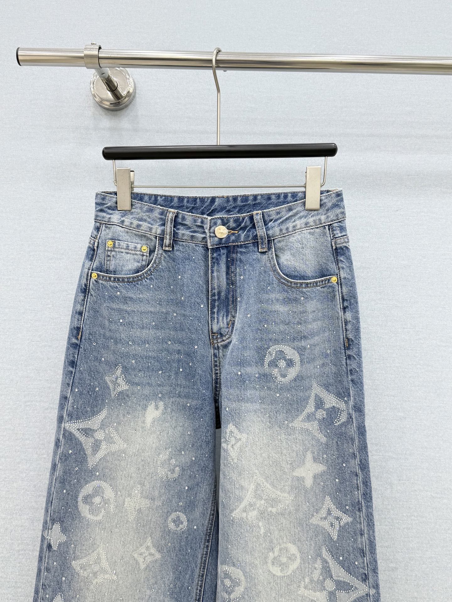 🛒𝐍𝐄𝐖 · 𝟐𝟎𝟐6/爆款现货 【原单品质】Lou*｜重工烫钻老花直筒牛仔裤 采用高端定制面料，牛仔穿起来非常舒适，常