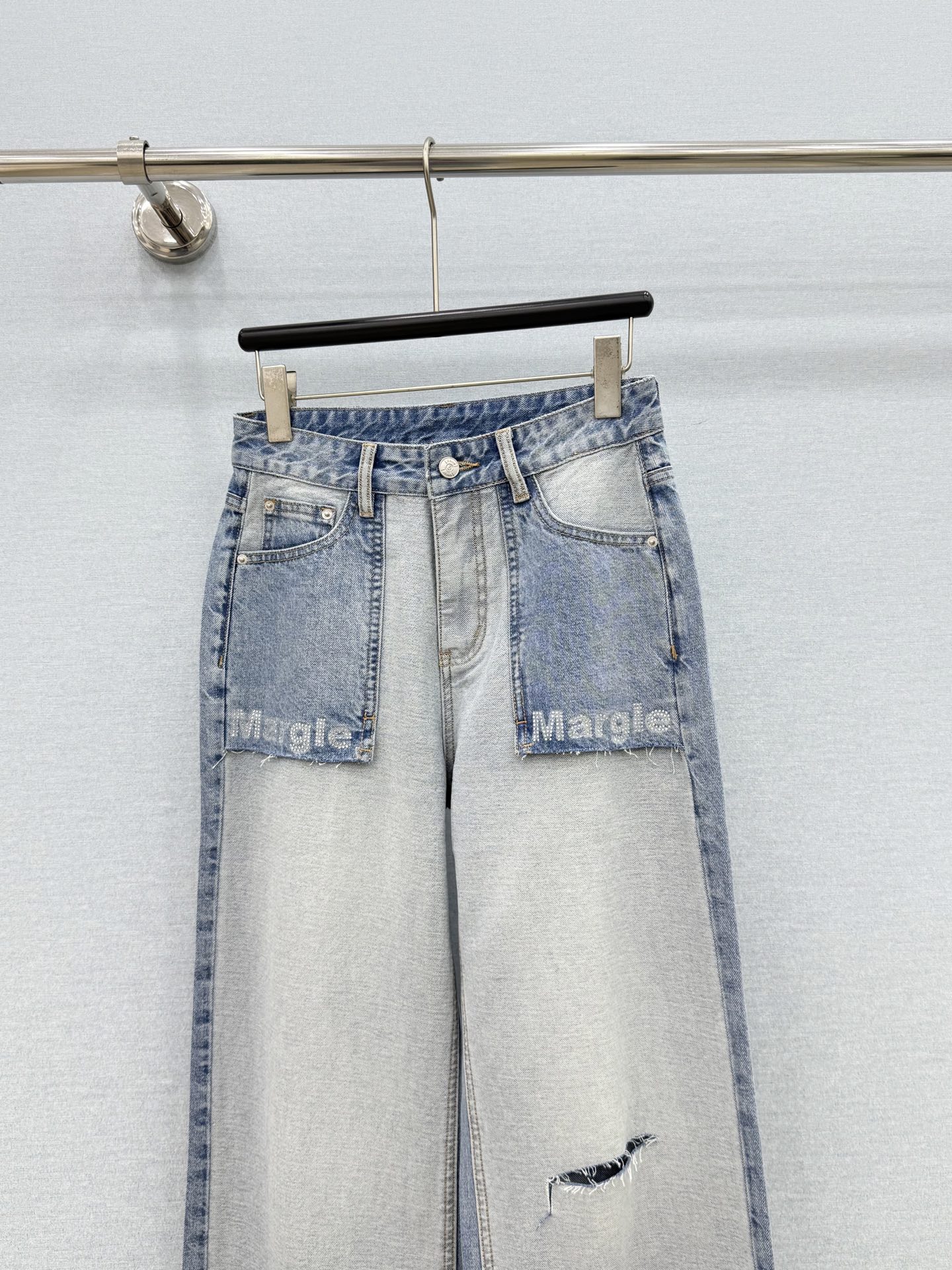 🛒𝐍𝐄𝐖 · 𝟐𝟎𝟐6/爆款现货 原单品质  MM6｜撞色烫钻破洞拼接牛仔裤  采用高端定制面料，牛仔穿起来非常舒适，常