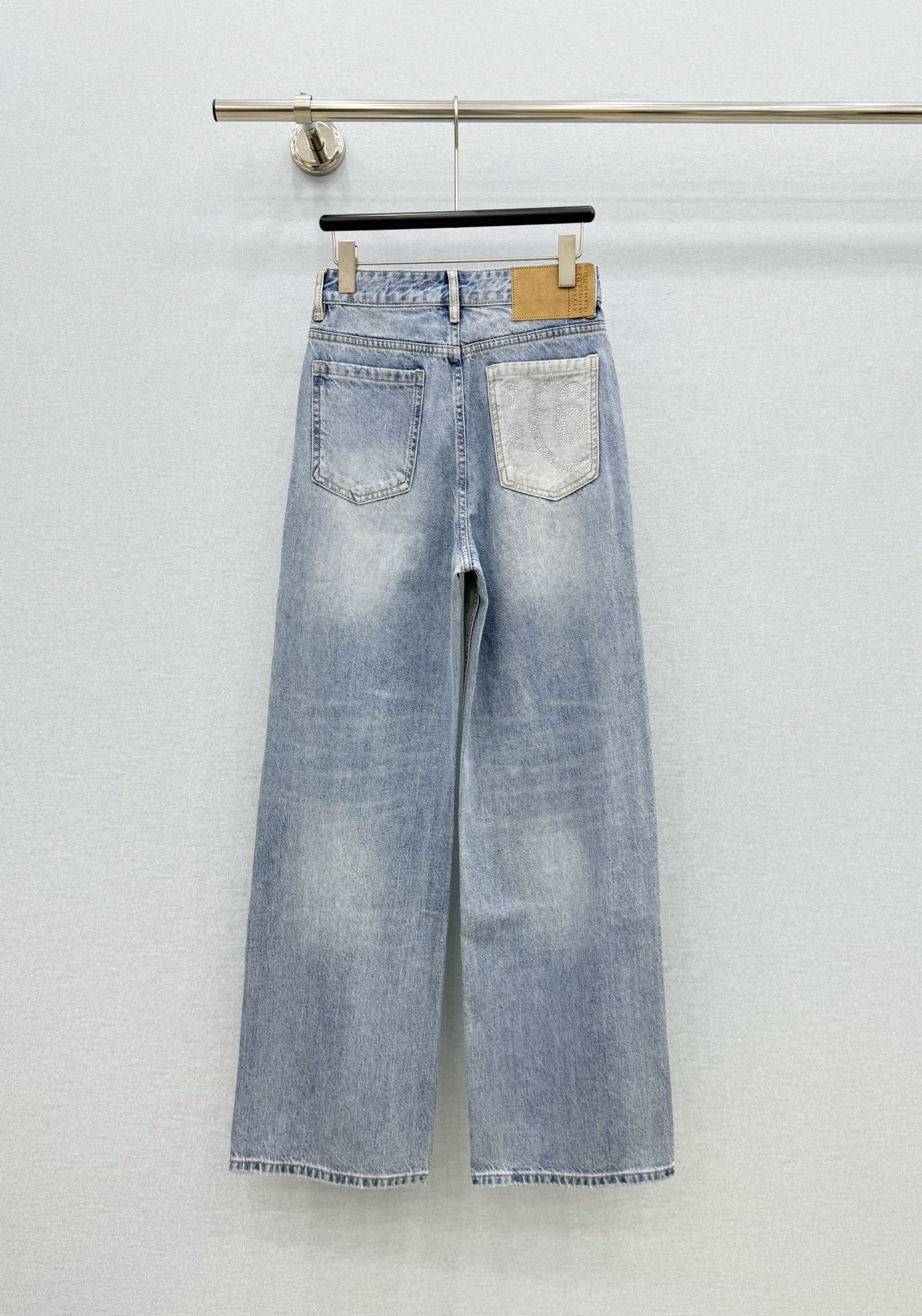 🛒𝐍𝐄𝐖 · 𝟐𝟎𝟐6/爆款现货 原单品质  MM6｜撞色烫钻破洞拼接牛仔裤  采用高端定制面料，牛仔穿起来非常舒适，常