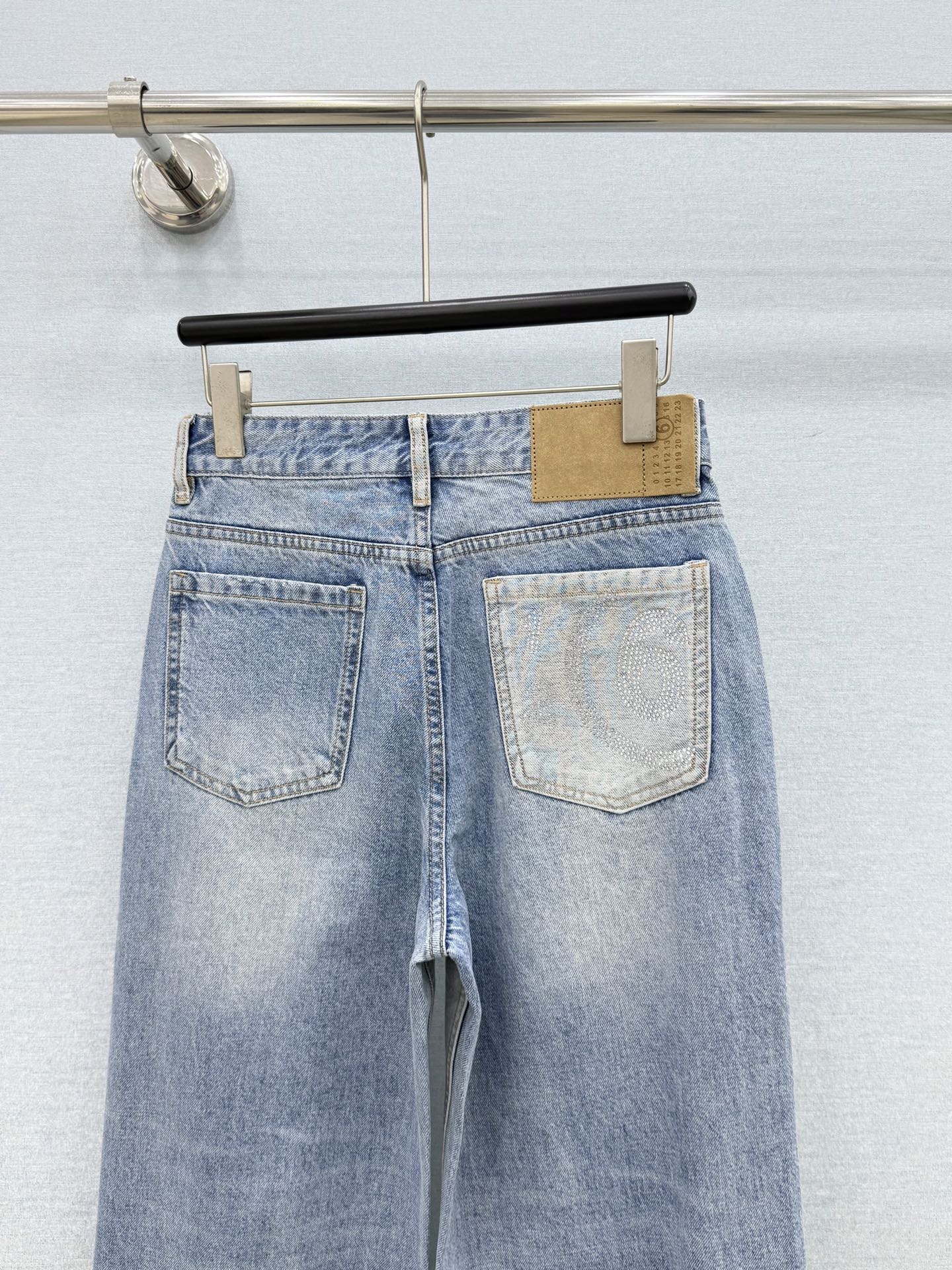 🛒𝐍𝐄𝐖 · 𝟐𝟎𝟐6/爆款现货 原单品质  MM6｜撞色烫钻破洞拼接牛仔裤  采用高端定制面料，牛仔穿起来非常舒适，常
