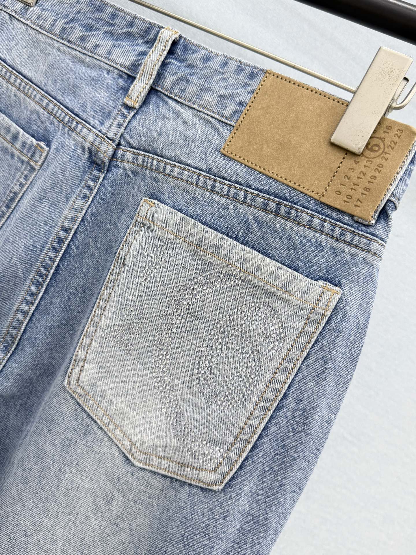🛒𝐍𝐄𝐖 · 𝟐𝟎𝟐6/爆款现货 原单品质  MM6｜撞色烫钻破洞拼接牛仔裤  采用高端定制面料，牛仔穿起来非常舒适，常