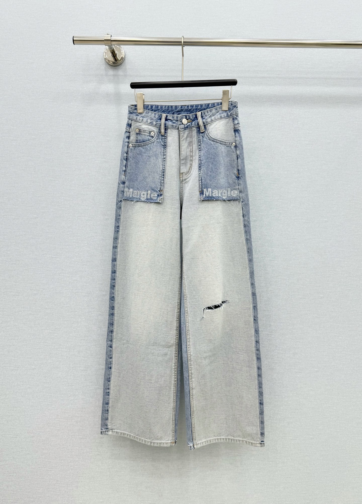 NO:890500,· 6/hot stock, original order quality MM6｜Contrast color hot-drilled hole splicing jeans. Made of high-end custom fabrics, denim is very comfortable to wear, conventional design, good tolerance, contrasting printing decoration adds visual charm, and the texture of the pants will be very delicate, it is a very good fabric. Denim has good moisture absorption and breathability, the cloth surface is soft and smooth, and it feels very smooth, becoming everyone's favorite choice. Blue S M L XL /, women's clothing, masion  margiela,jeans,19860909· 6/爆款现货 原单品质 MM6｜撞色烫钻破洞拼接牛仔裤 采用高端定制面料,牛仔穿起来非常舒适,常规设计,包容性好,撞色印花装饰 增添视觉魅力,而且裤子的纹路会非常细腻,是非常好的面料 牛仔具有良好的吸湿性和透气性,布面光泽柔和,手感也非常细滑,成为众人最爱的选择 蓝色 S M L XL /,女装,masion margiela,jeans,,Women's clothing