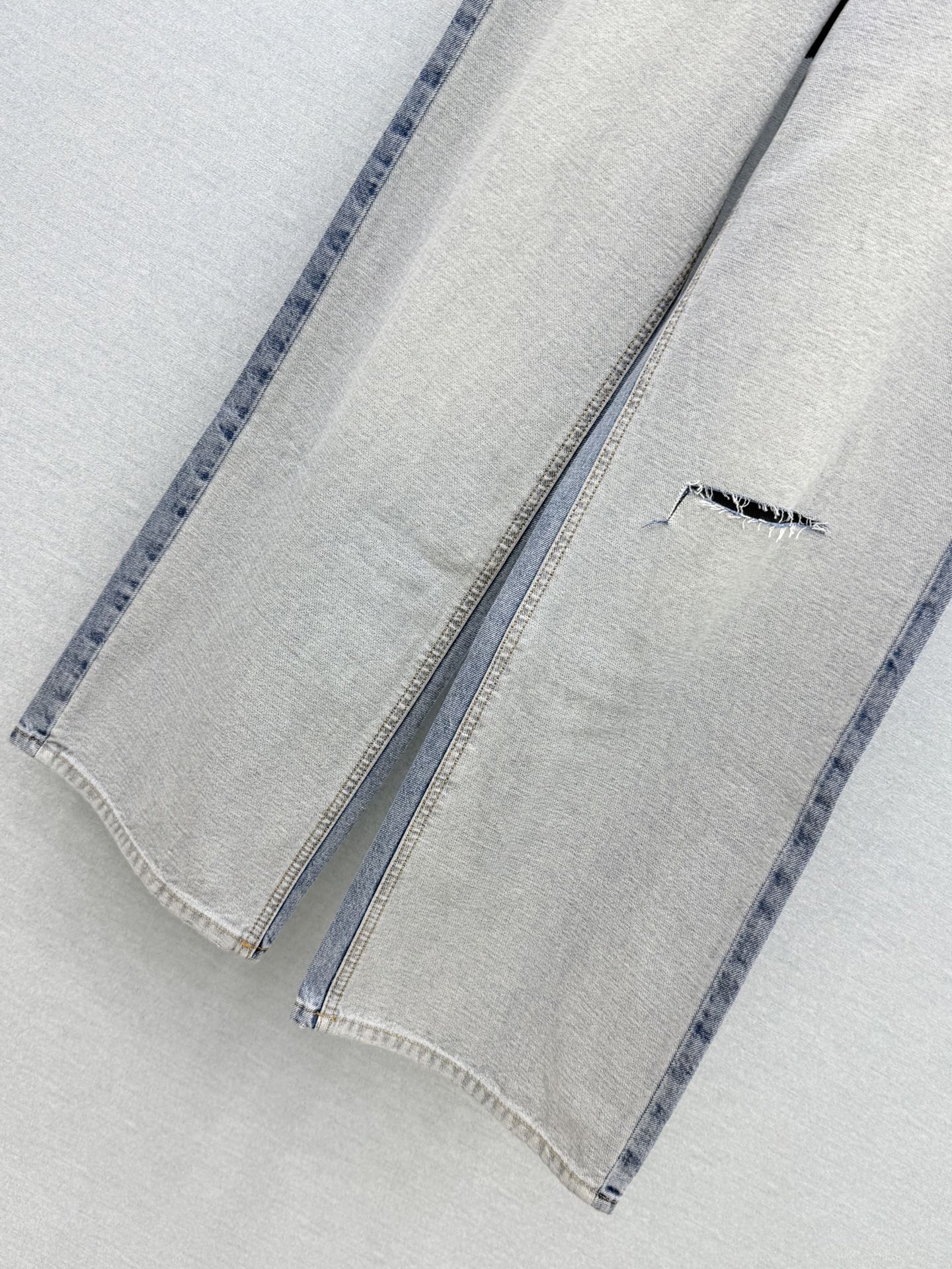 🛒𝐍𝐄𝐖 · 𝟐𝟎𝟐6/爆款现货 原单品质  MM6｜撞色烫钻破洞拼接牛仔裤  采用高端定制面料，牛仔穿起来非常舒适，常