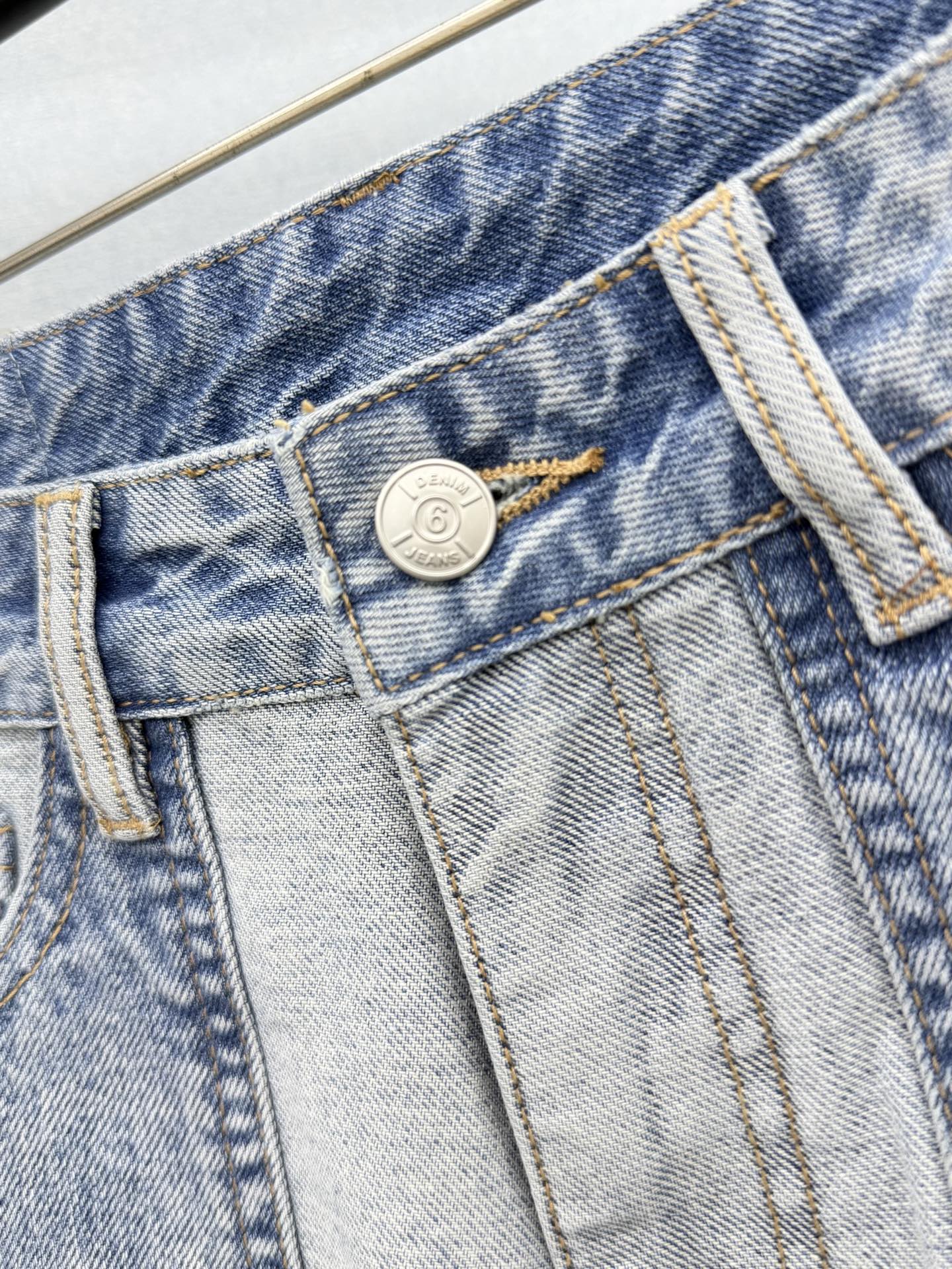 🛒𝐍𝐄𝐖 · 𝟐𝟎𝟐6/爆款现货 原单品质  MM6｜撞色烫钻破洞拼接牛仔裤  采用高端定制面料，牛仔穿起来非常舒适，常