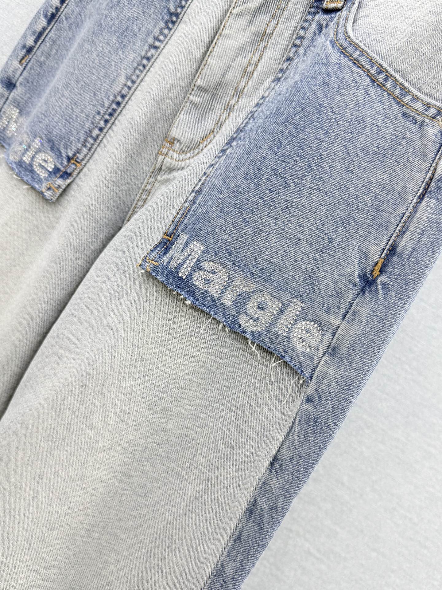 🛒𝐍𝐄𝐖 · 𝟐𝟎𝟐6/爆款现货 原单品质  MM6｜撞色烫钻破洞拼接牛仔裤  采用高端定制面料，牛仔穿起来非常舒适，常