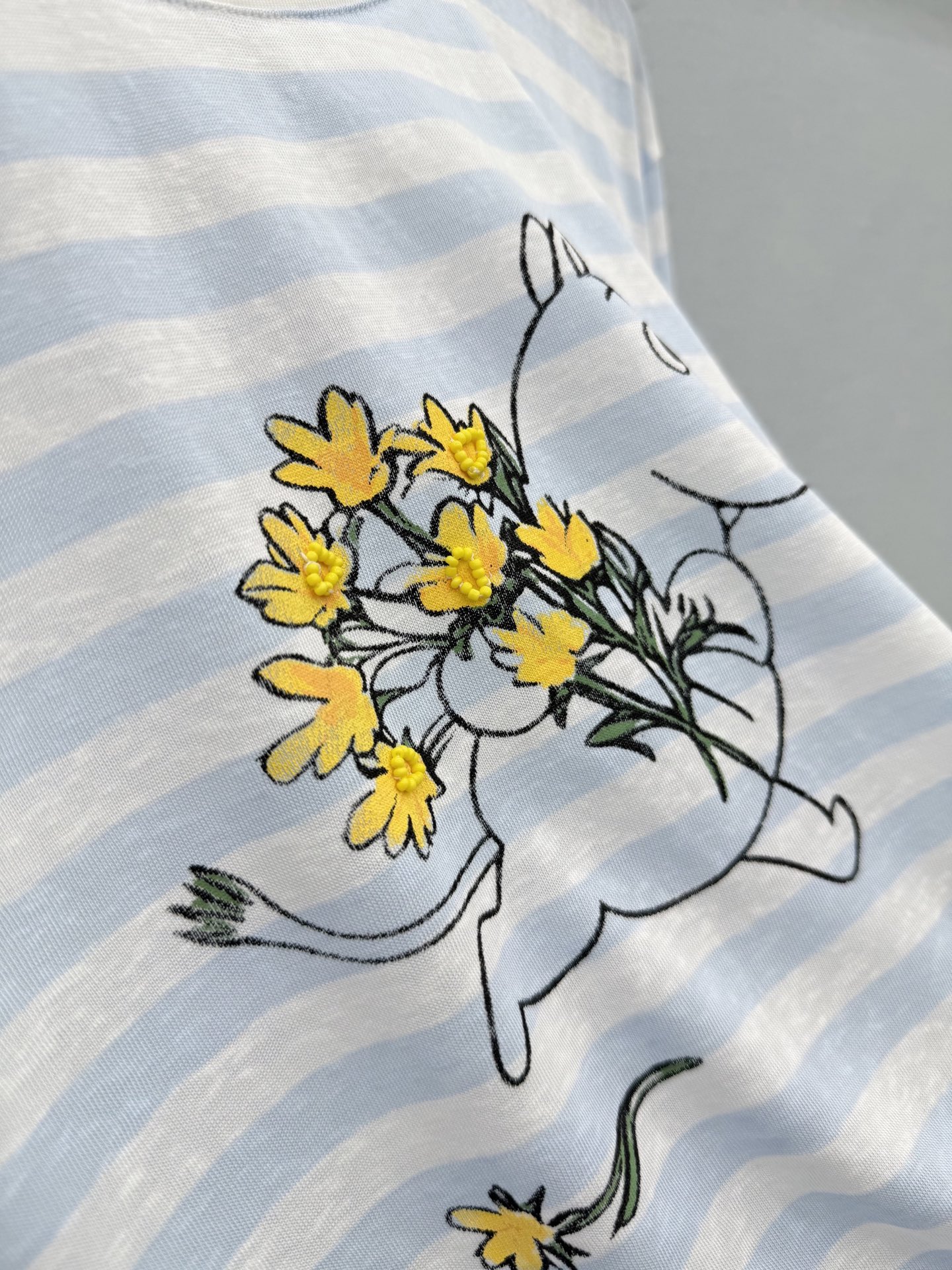🛒𝐍𝐄𝐖 · 𝟐𝟎𝟐6/爆款现货【春夏上新】 设计师小众｜2026新款手工订珠防晒长袖T恤高订面料，百搭